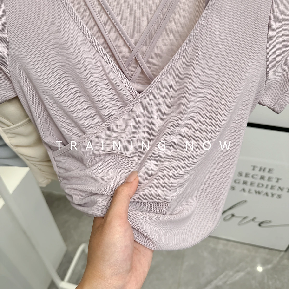 T-shirt sportiva da donna estiva a maniche corte con asciugatura rapida con imbottitura sul petto, top da yoga attillato, tuta da fitness per allenamento Pilates