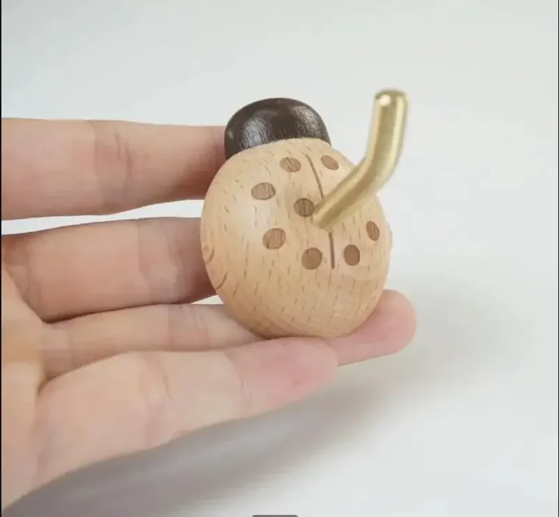 

Креативный латунный крючок с божьей коровкой из цельного дерева, настенная полка, липкие крючки, стеллаж для домашнего хранения, крючок для одежды, вешалка для пальто, декоративные крючки для ключей