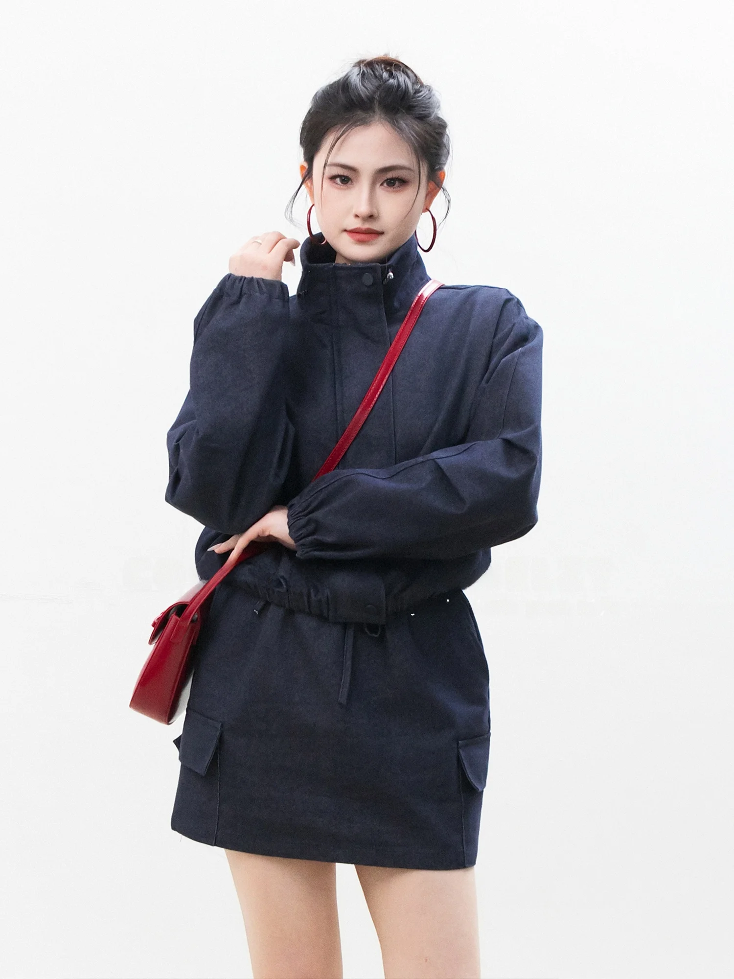 

Корейская рабочая одежда Chelzy: Женская джинсовая куртка с воротником-стойкой и утягивающим поясом, модная, для весны и осени, и короткая юбка.