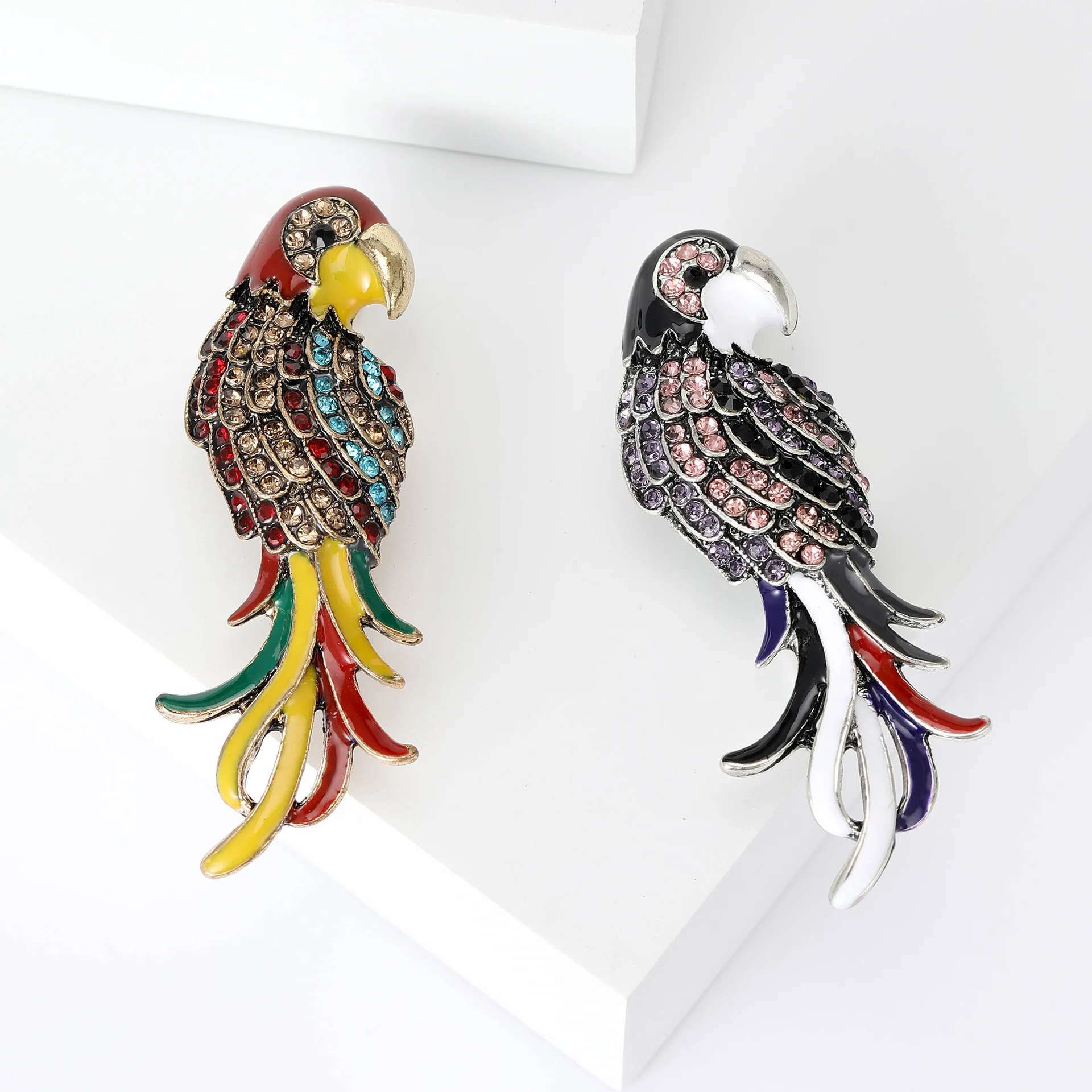 Hot Selling Color Rhinestone Parrot Brooches Retro Animal Fashion Personality Enamel Bird Clothing Coat Accessories Daily Gifts