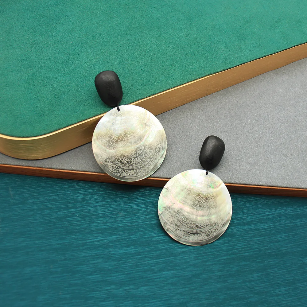 Vintage-inspired Earrings Featuring High-end Black and White Mother-of-pearl Texture Prints