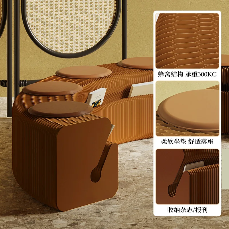 O banco no final da cama pode ser dobrado, prático e conveniente