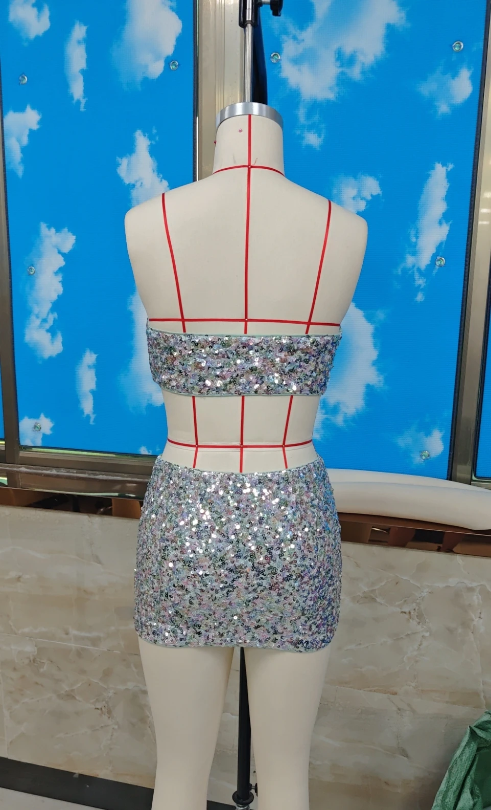 Pakaian Berpayet Musim Panas Wanita Atasan Bra Tanpa Tali Berkilau Bergaya dan Rok Mini Bertingkat Rendah Set 2 Potong Pakaian Jalanan Pesta Klub Malam