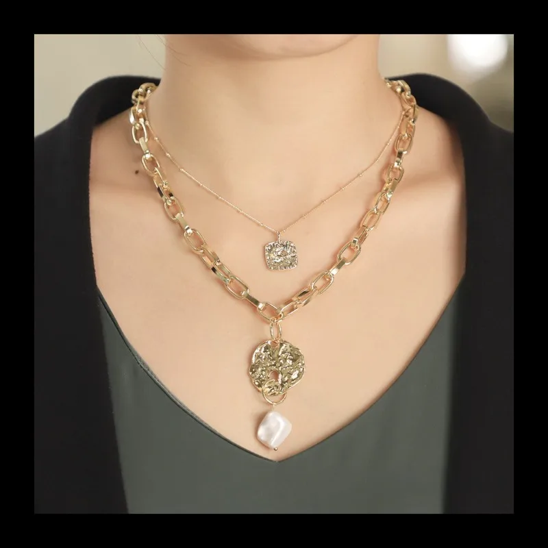 誇張されたファッショナブルな重ね付けネックレス 女性用 エイリアンパール シンプルメタル 多用途 多層巻き付け可能 気質アップ