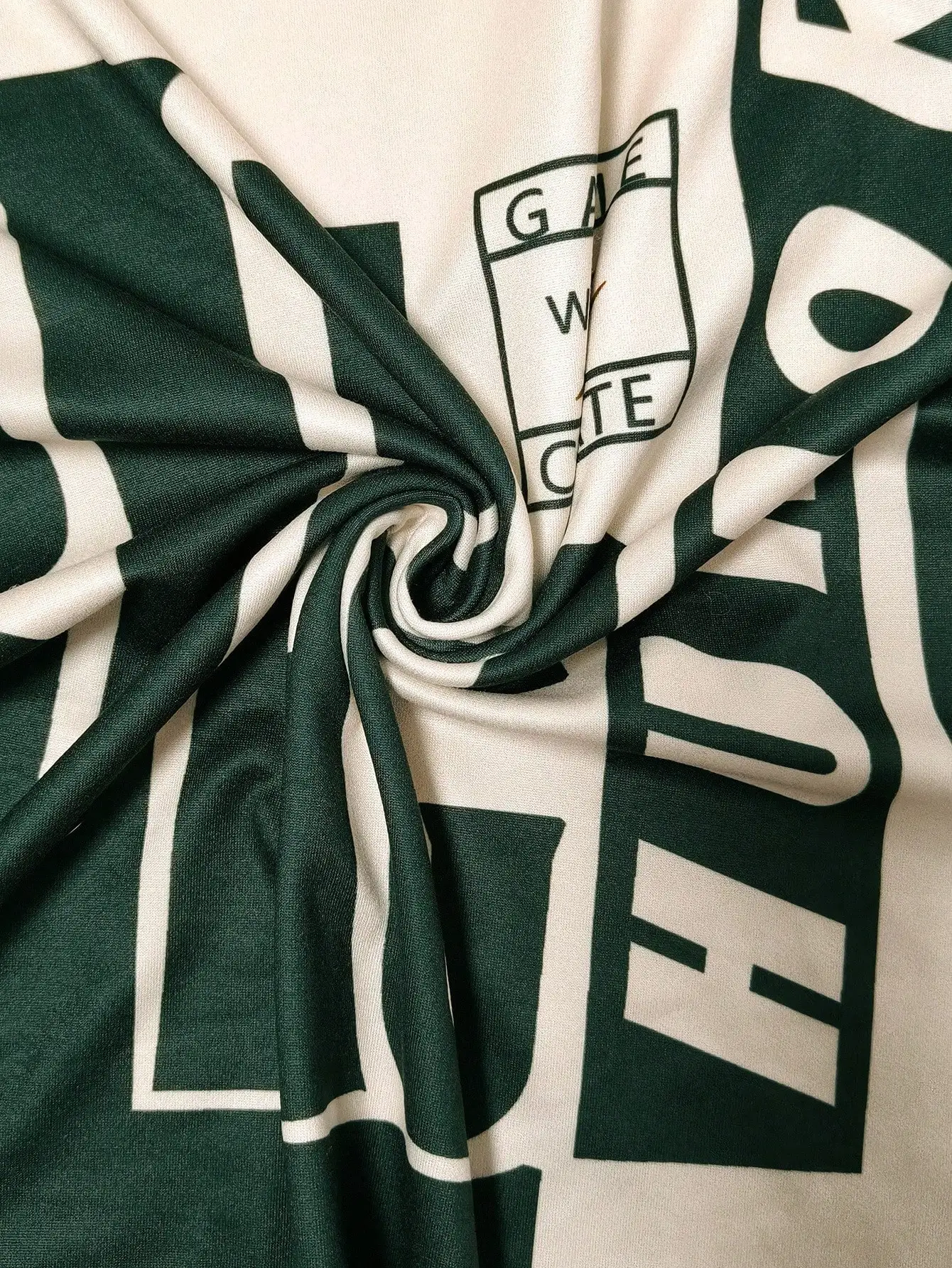 Conjunto de Camiseta e Shorts Feminino Verde e Creme com Estampa Gráfica, Moda Casual de Verão com Letras Marcantes