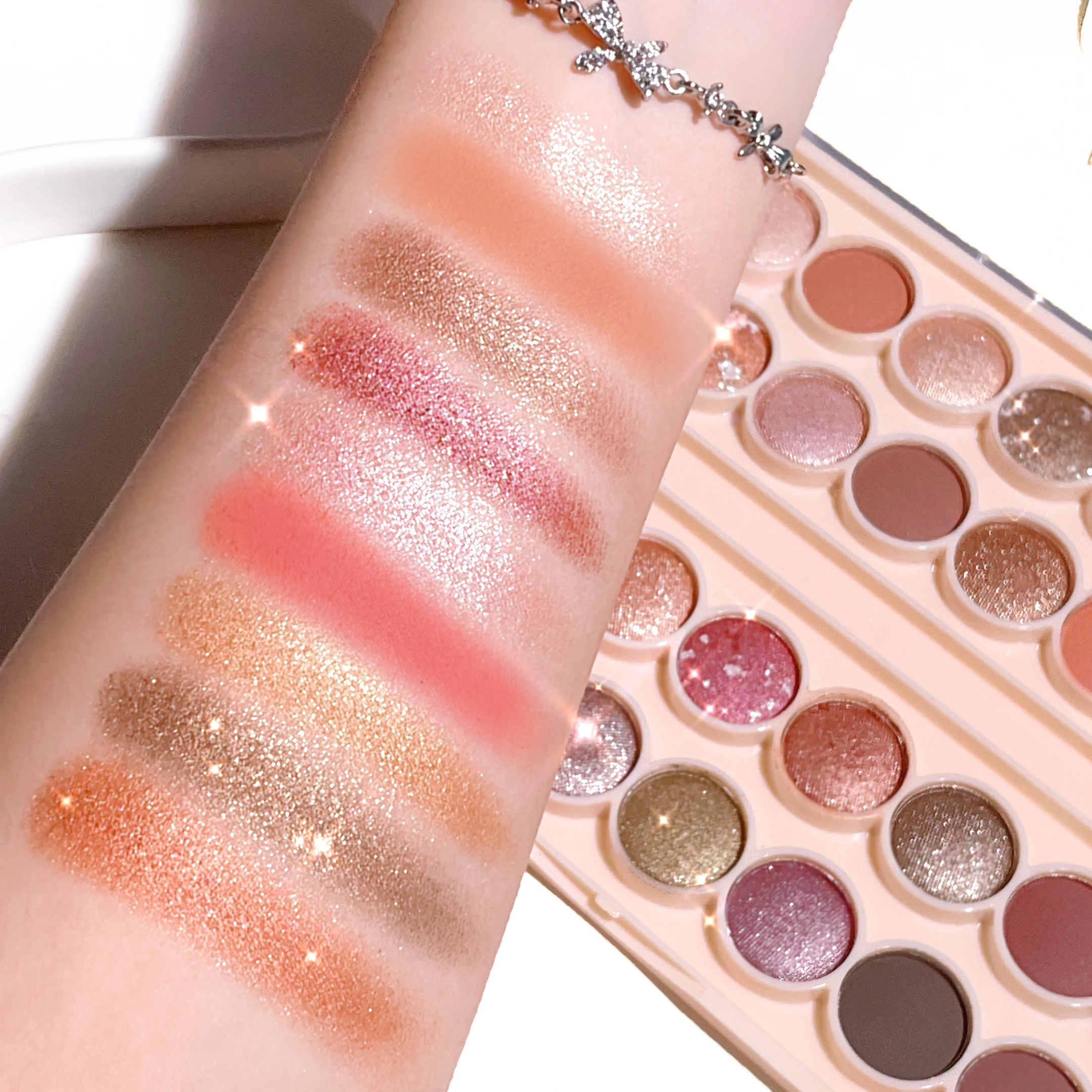 [顔料入りアイシャドウ] 高発色34色オールインワンアイシャドウパレット |   防水性と耐久性があり、日常使いに適しています。