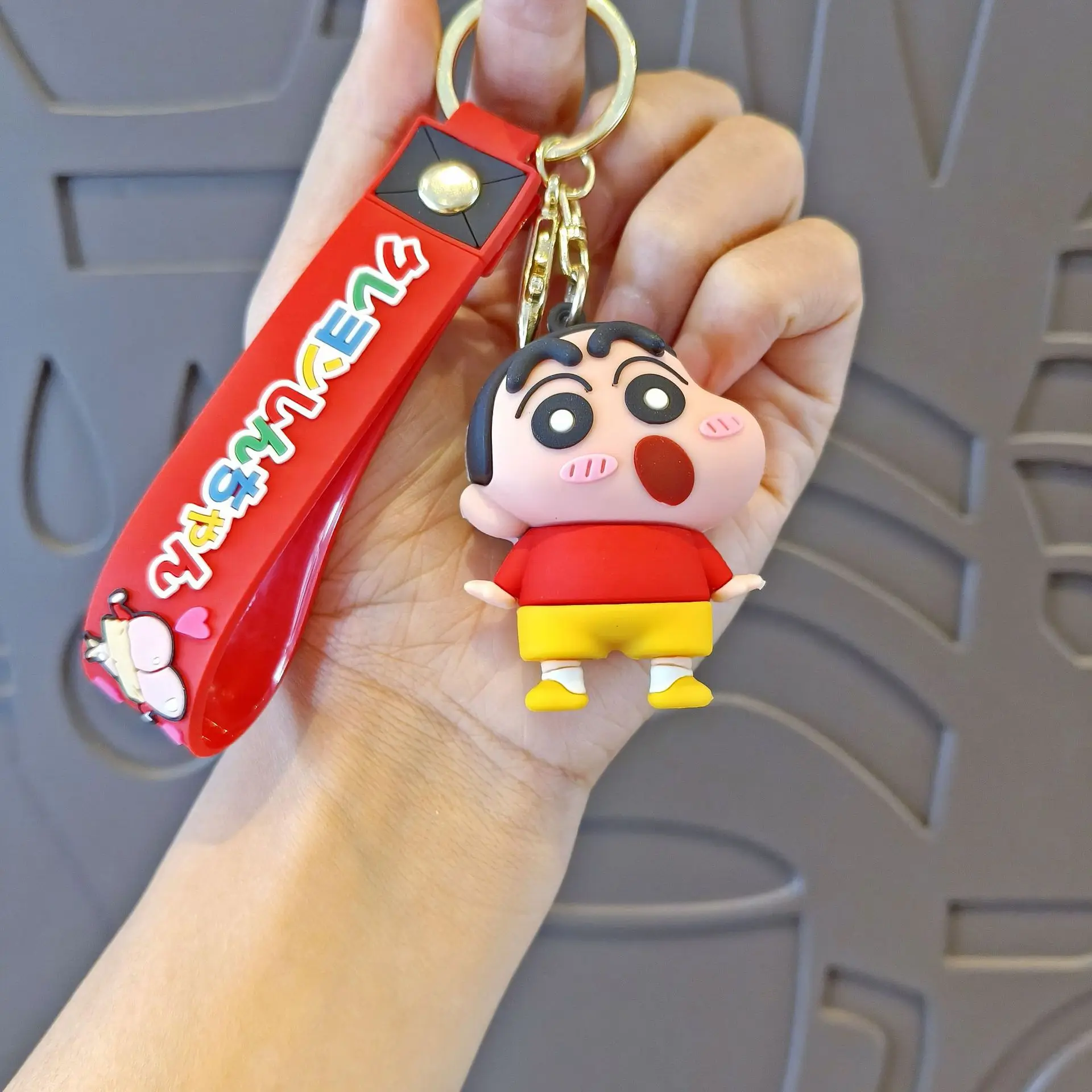 MINISO لطيف تلوين شين تشان هلام السيليكا مفتاح مشبك الإبداعية على ظهره قلادة الحلي الهزلية هدايا لطيف للبنين والبنات 2025