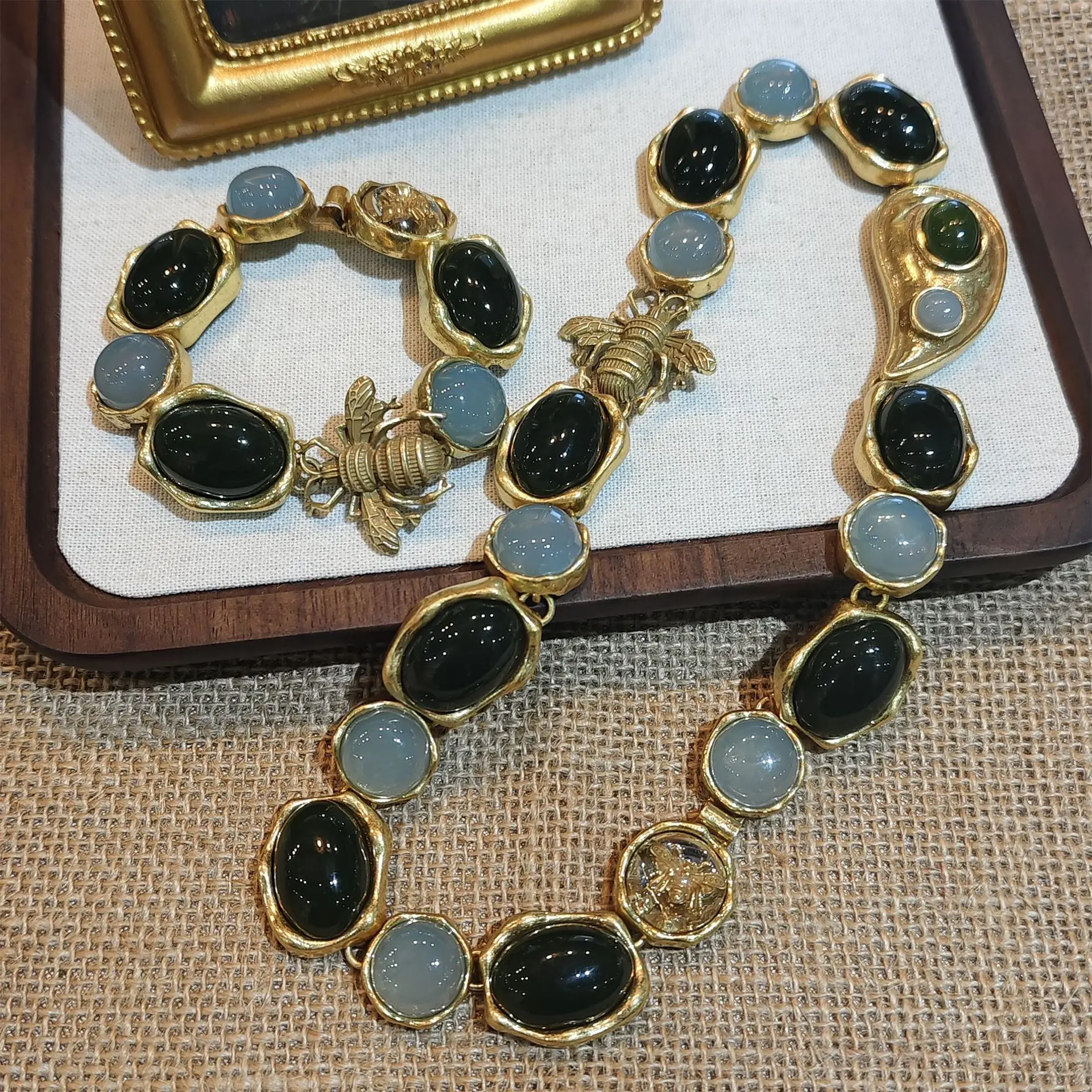 Vintage Distressed Oval Morandi Blue Green Resin Choker Necklace Bee Pendant Bracelet Set Women Retro Jewelry Gift 0026