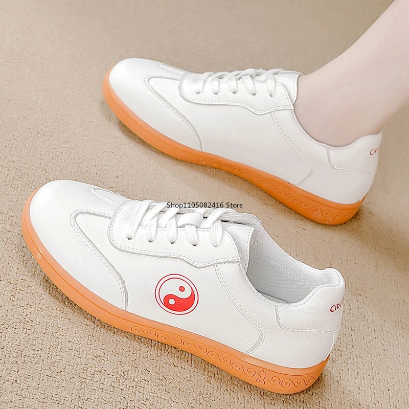 รองเท้าไทชิสำหรับผู้หญิง รองเท้าศิลปะการต่อสู้สีขาวสีดำที่สวมใส่สบาย รองเท้าฝึกกังฟูแบบไม่ลื่น รองเท้าผ้าใบสำหรับผู้หญิงสำหรับกิจกรรมกลางแจ้ง