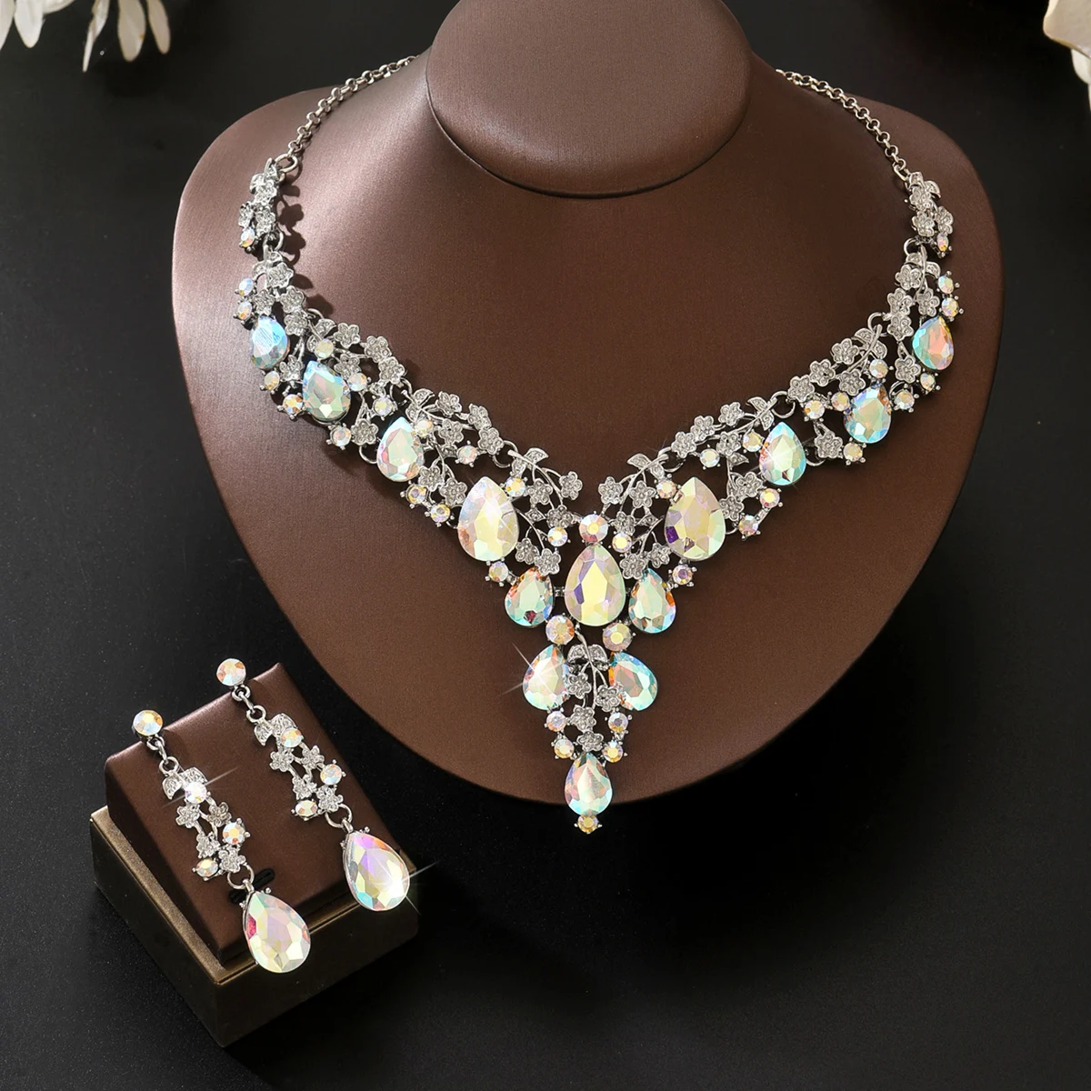 Edles Brautkleid mit Diamantbesatz, Prunkvolle Halskette, Ohrring-Set, Beliebtes Geschenk-Accessoire für Mädchen – Detail 19