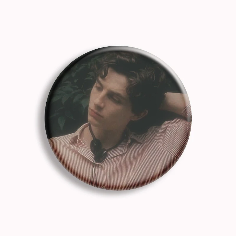 Beliebte Schauspieler Timothee Chalamet Foto Knopf Pin berühmten Filmstar Brosche Abzeichen Fans Geschenk sammeln Rucksack Zubehör 58mm