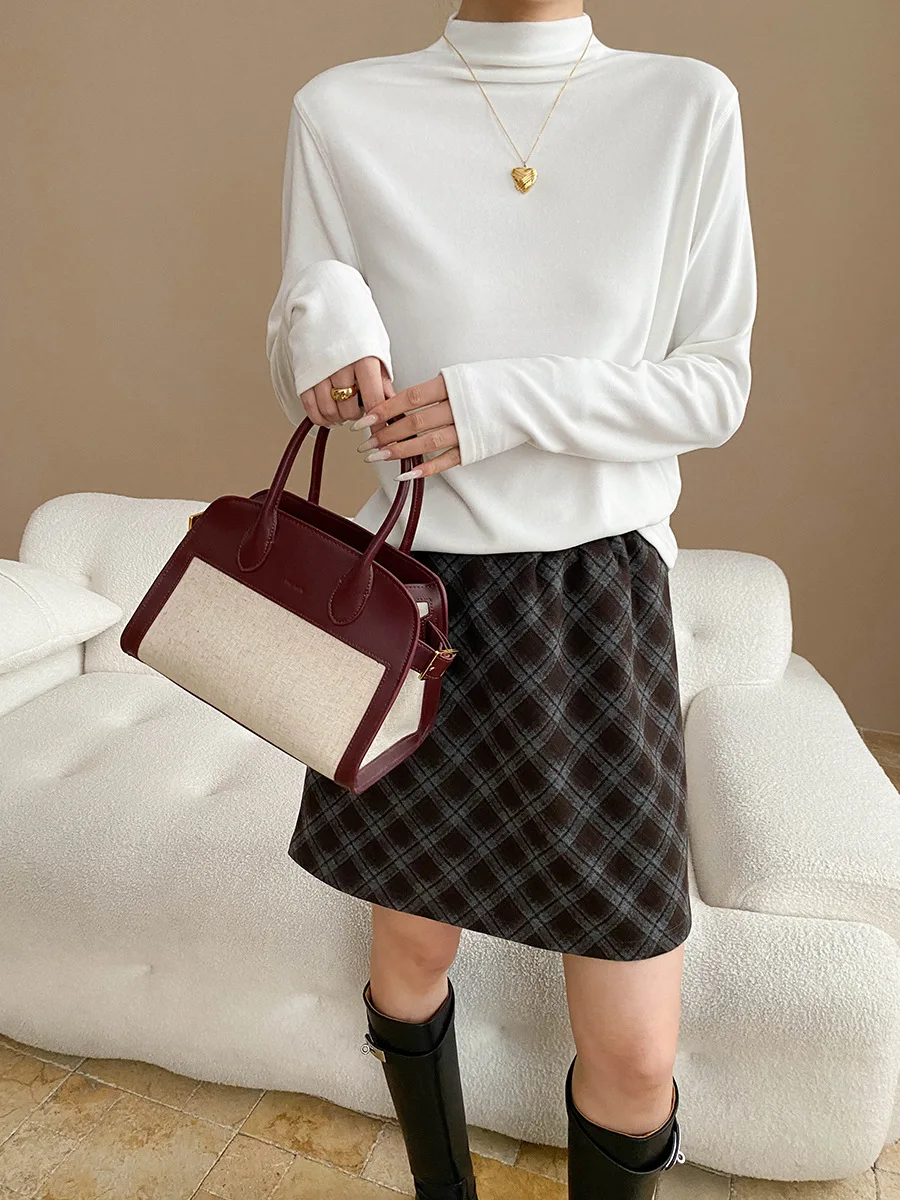 

Soft and skin friendly half high collar split bottom shirt with a brushed texture, T-shirt