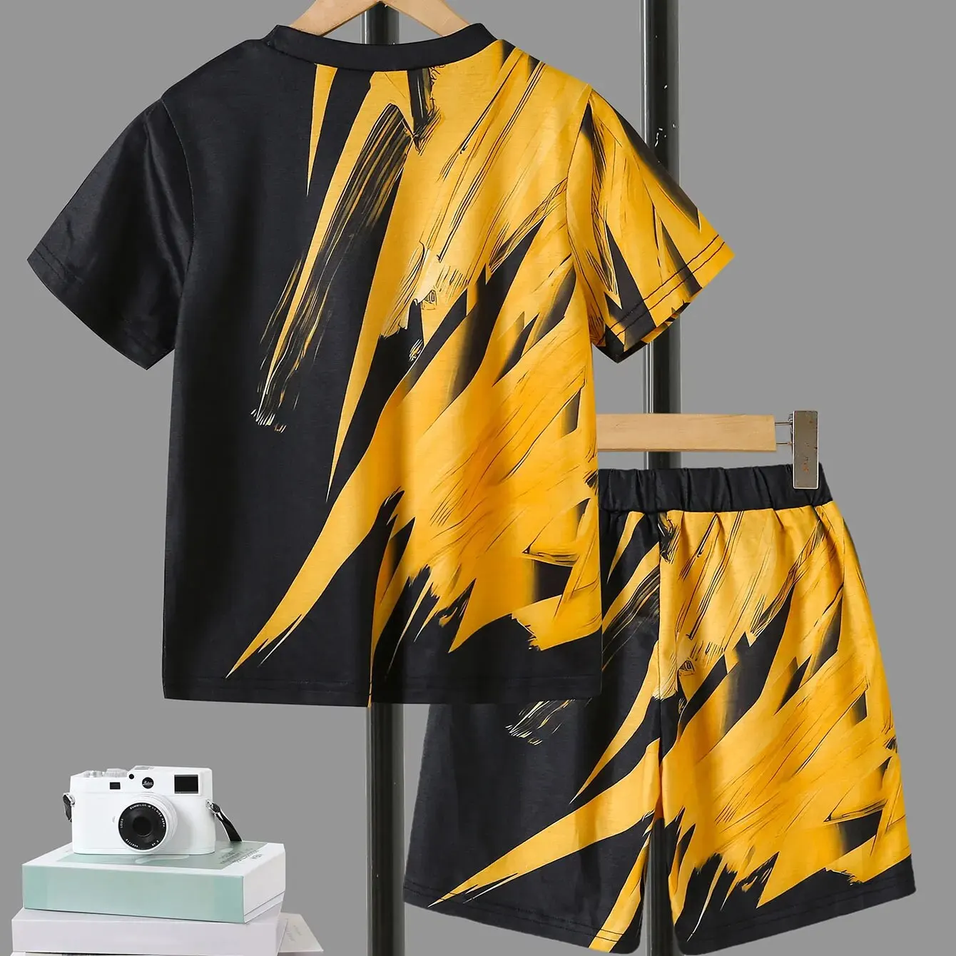 2 Sets for Boys and Teenagers Summer Yellow Oil Painting Print Crewneck Thin T-shirt and Pocket Shorts Summer Tracksuit