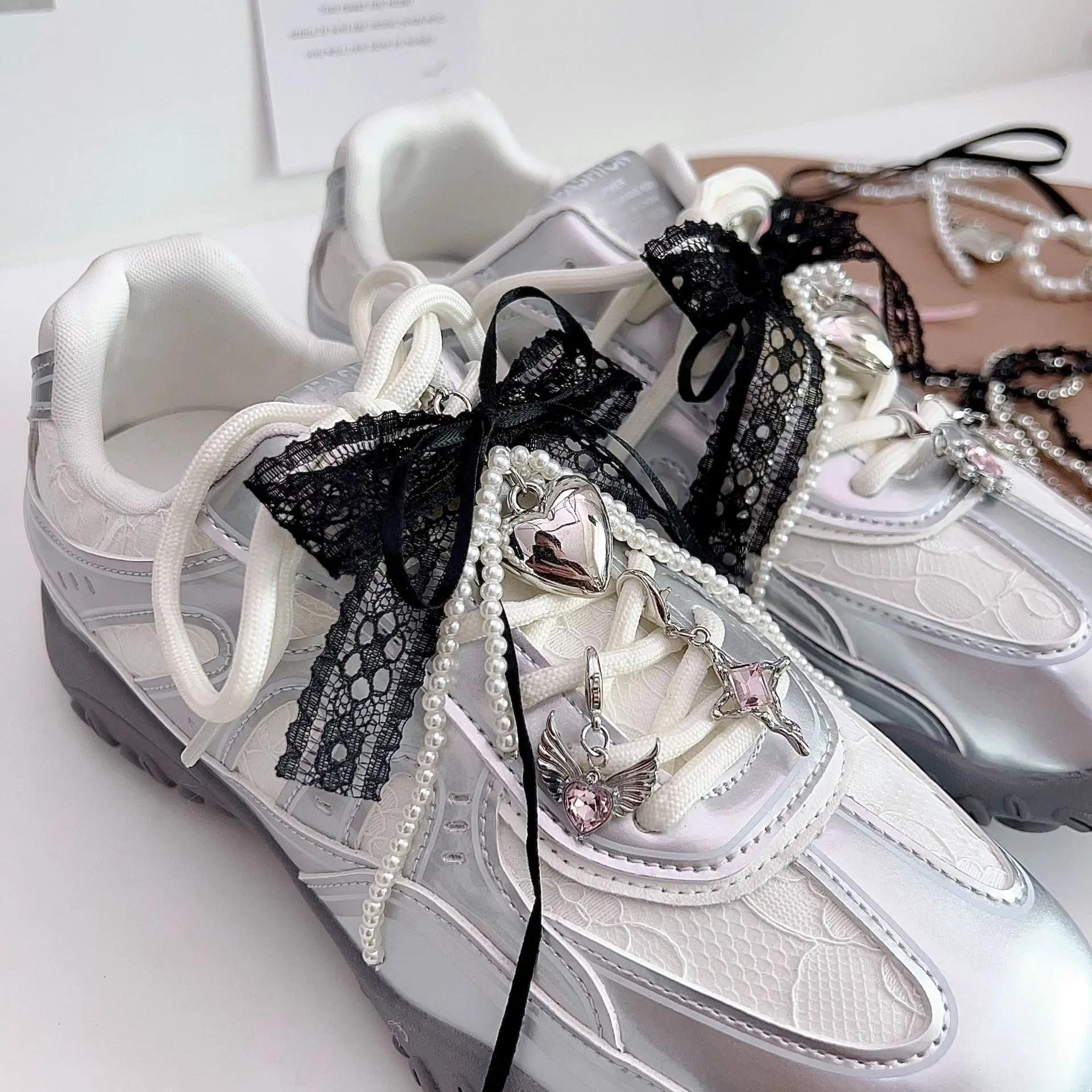1 Stück Spitzen-Dekoanhänger, Liebes-Schuhketten-Schnalle, Perlen-Schleifen-Schnürsenkel-Charms, Sneaker-Schuh-Charms, Accessoires – Detail 3