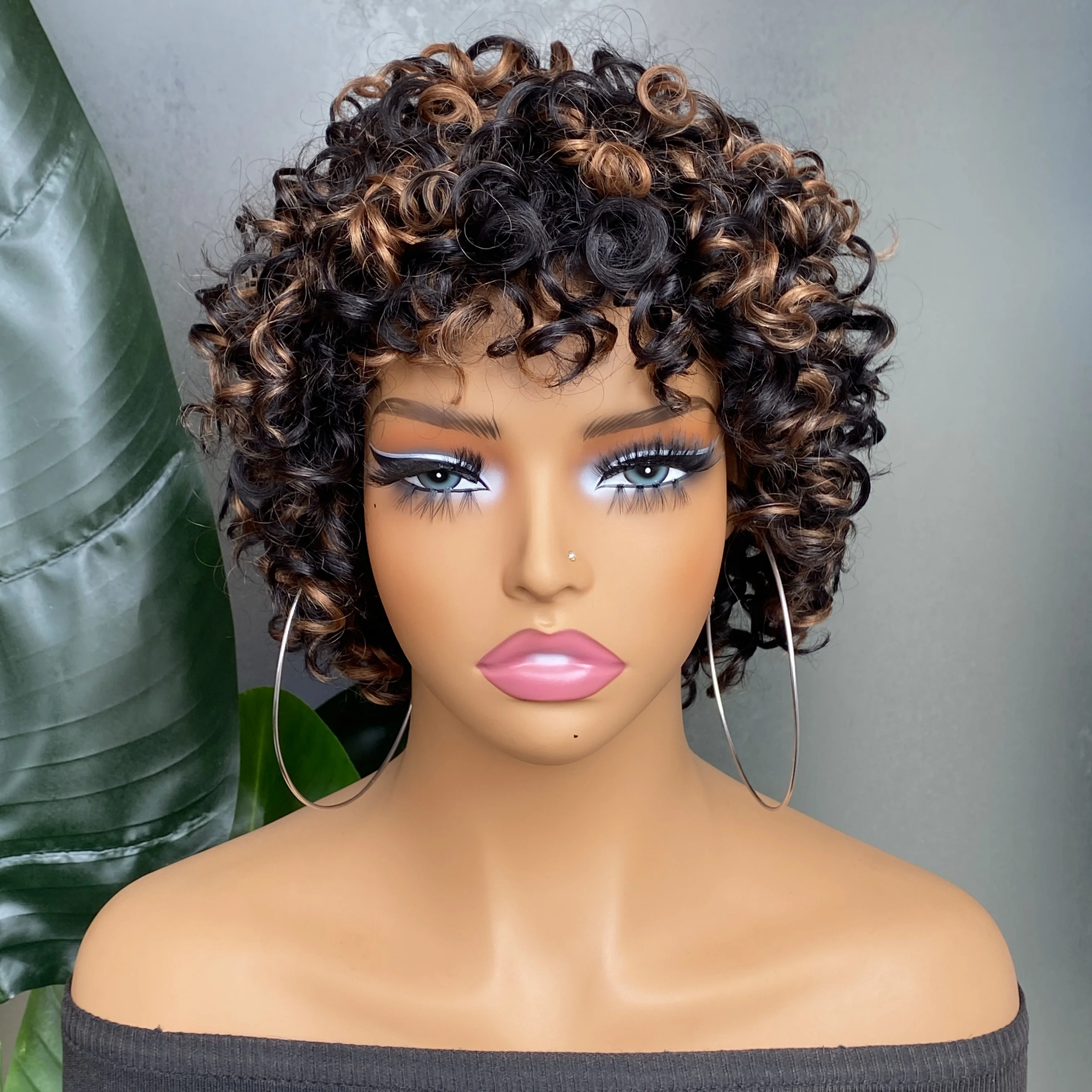 perruque-courte-bouclee-style-pixie-avec-frange-en-cheveux-humains-remy-fabriquee-a-la-machine-avec-bonnet-integre