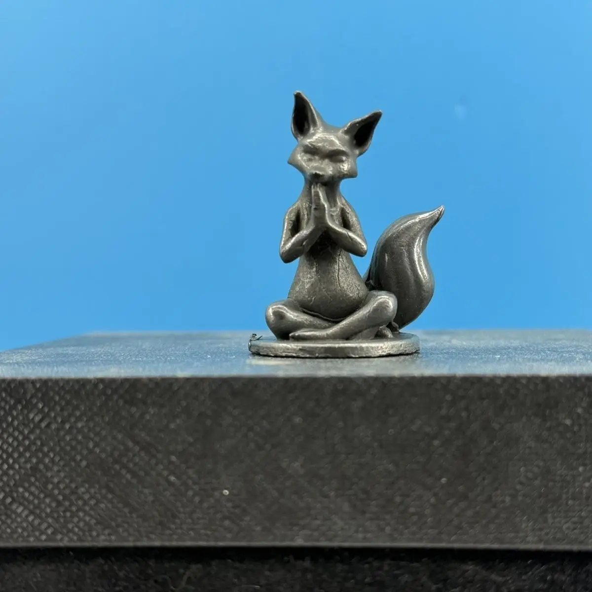 Aged Brass Praying Nine-Tailed Fox Ornament: Spirit Fox for Wealth Attraction, Immortal Fox Animal Decorations for Desktop