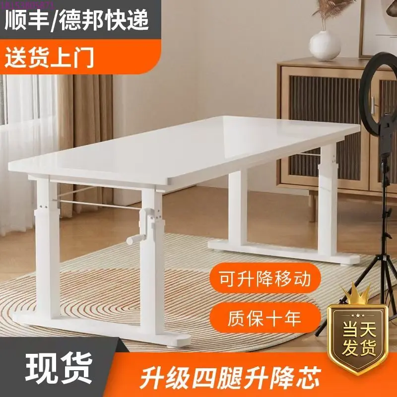 

Подъемный мобильный хост потоковой передачи в прямом эфире с большим настольным офисним конференц-столом, рекламным мобильным компьютером