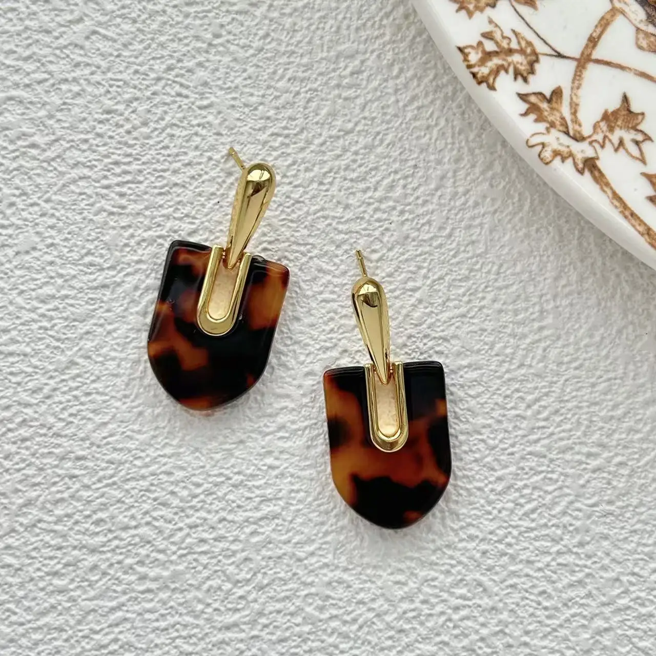 925 silver needle earrings temperament gentle wind U-shaped stud earrings fashion advanced sense simple personality white smudge