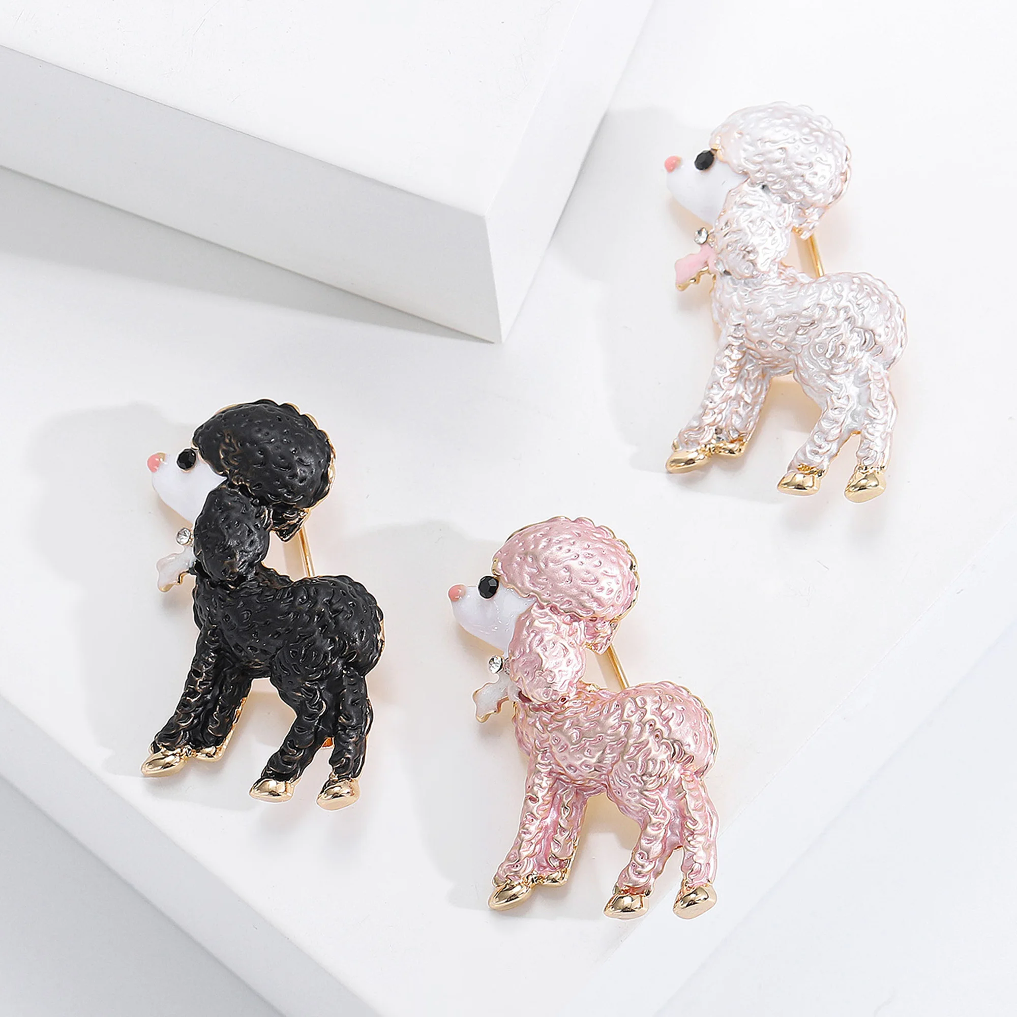 Beaut&Berry Classic Enamel Sheep Brooches for Women Rhinestone Animal Pins Casual Party Accessories New Gifts Friends Decoration