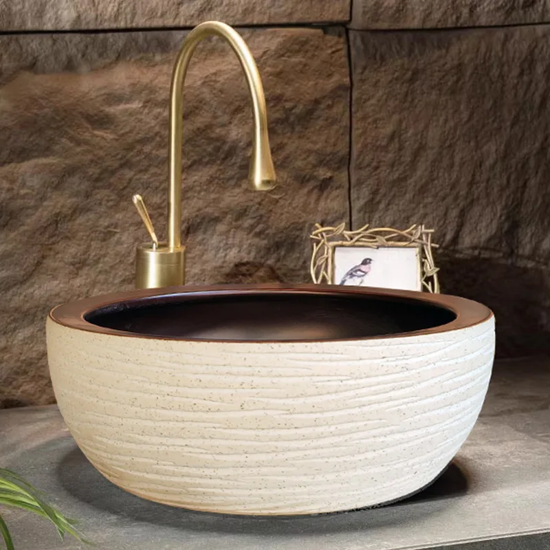 

Керамическая раковина в стиле ретро на столе, умывальник, бытовая ванная комната, балкон