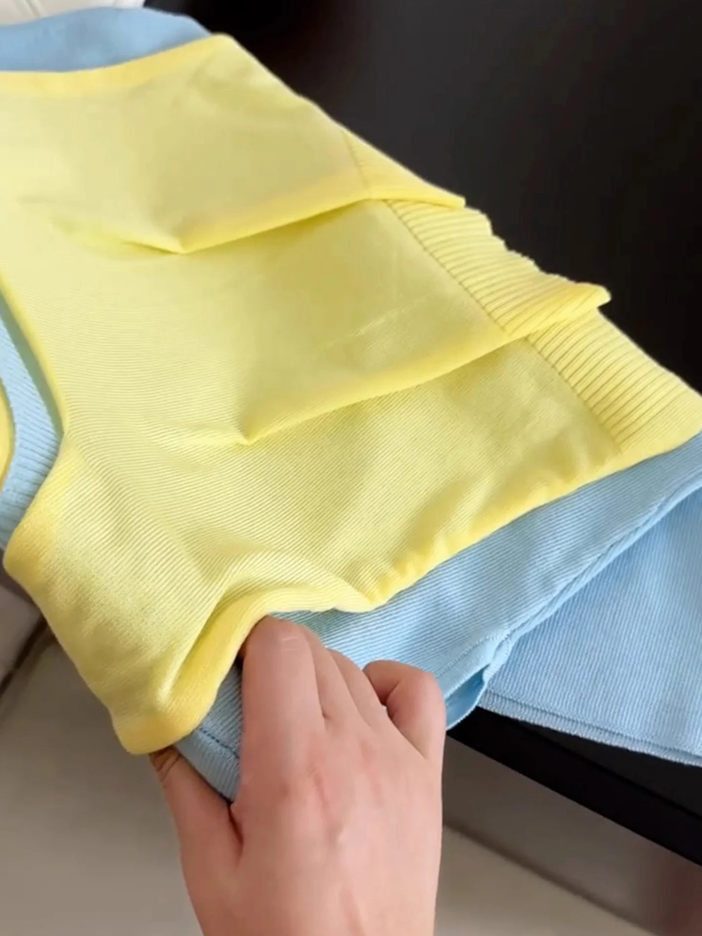 Summer 2025 Ice Silk Knitted Vest Svel V-Ne Slimming Base irt Color Blo Fre Sle Age Reduction Top Korean Sle