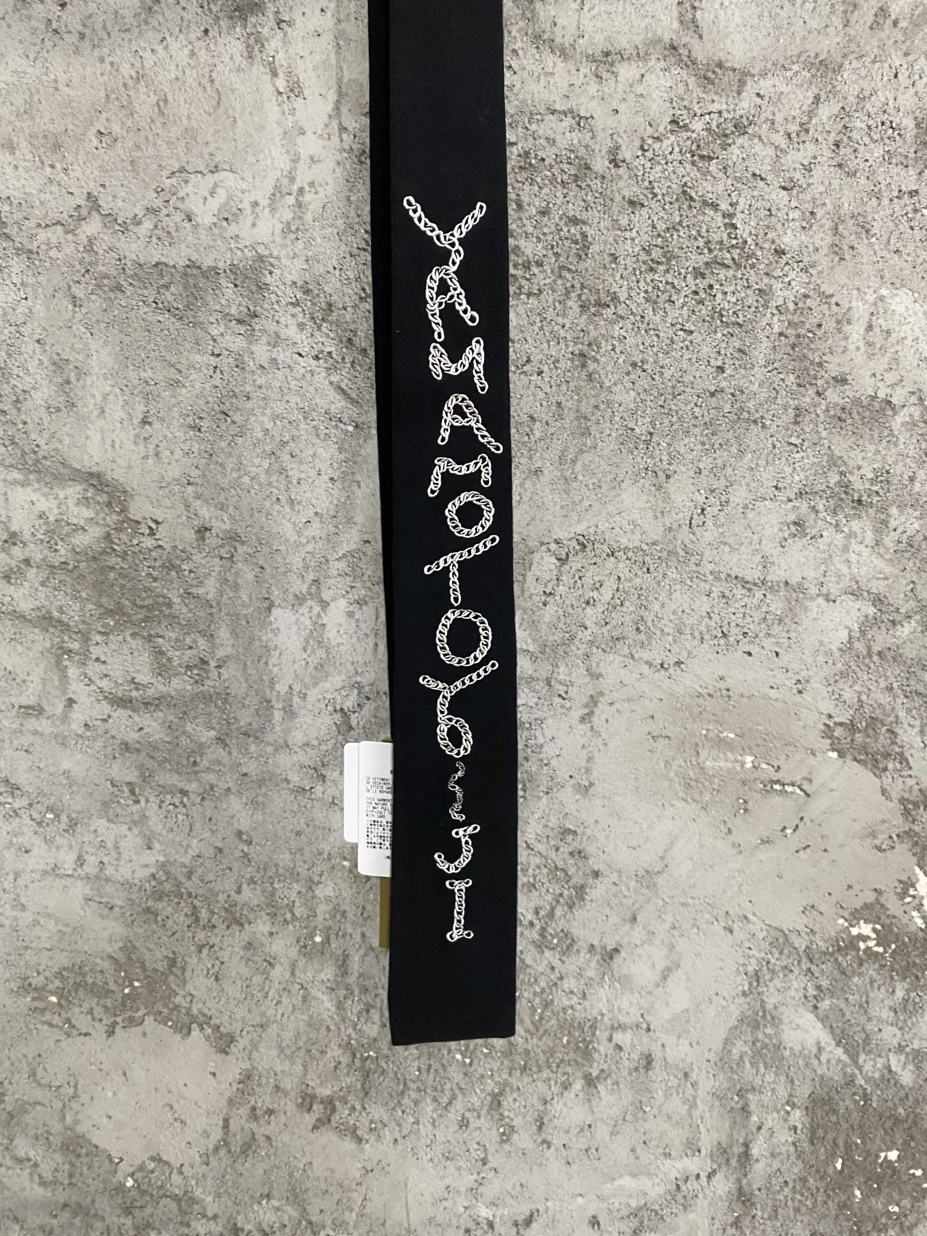 Conception originale, style japonais foncé, ciseaux à rose rouge de niche, cravate en laine brodée à la main