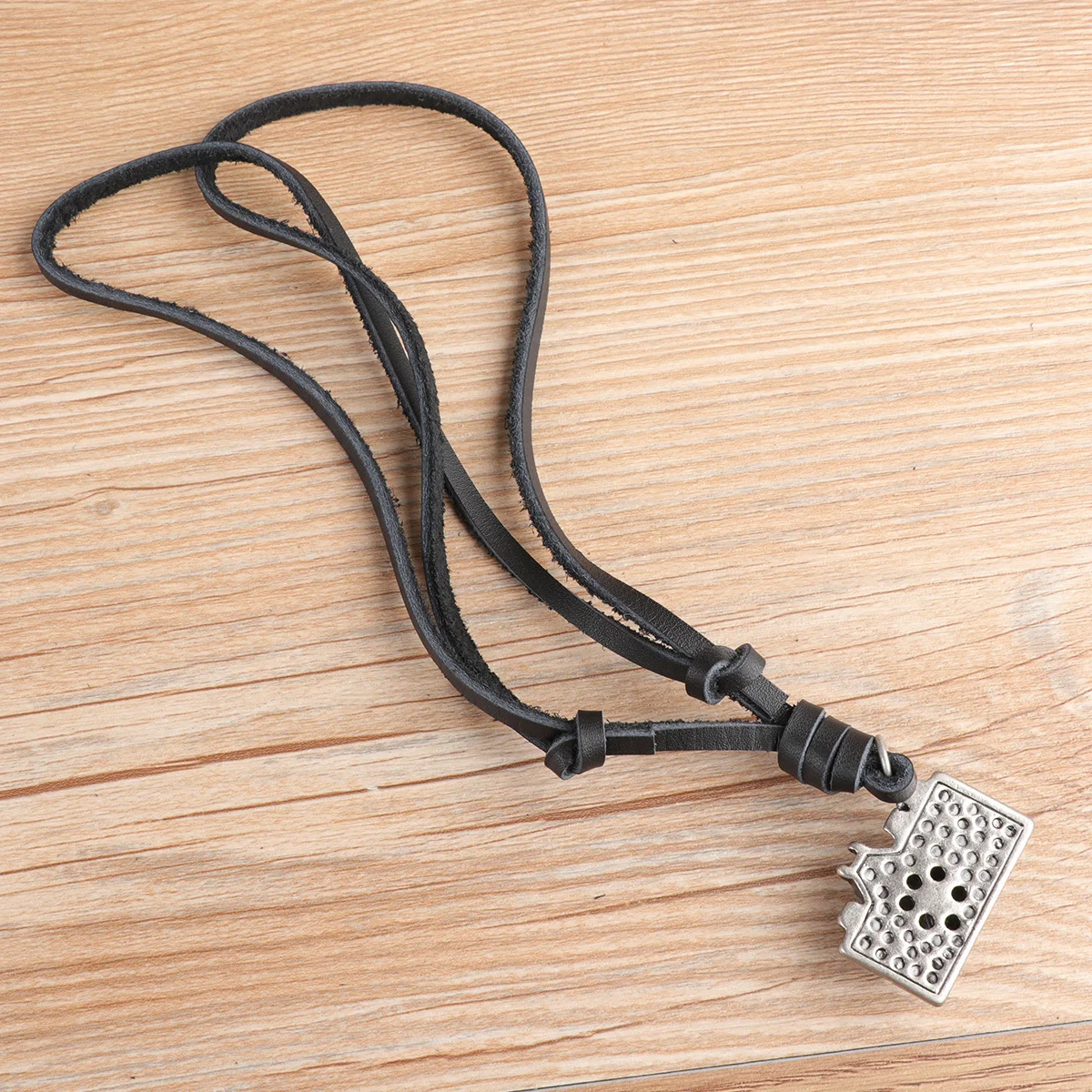 

Vintage Camera Necklace Black Adjustable Pendant Unisex High Tenacity Comfortable Wear Resistant Camera Necklace