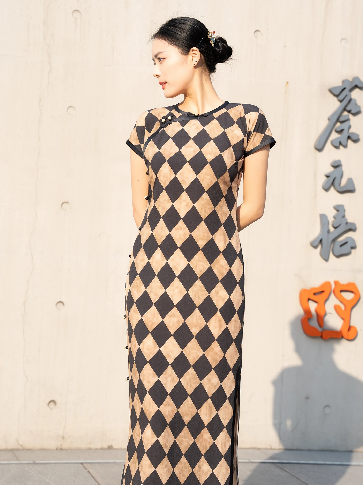 

Ретро-платье из шелка Tianli с накладными плечевыми подушками, без застежек, с низким разрезом, с цветочным узором, длинное, для повседневной носки.