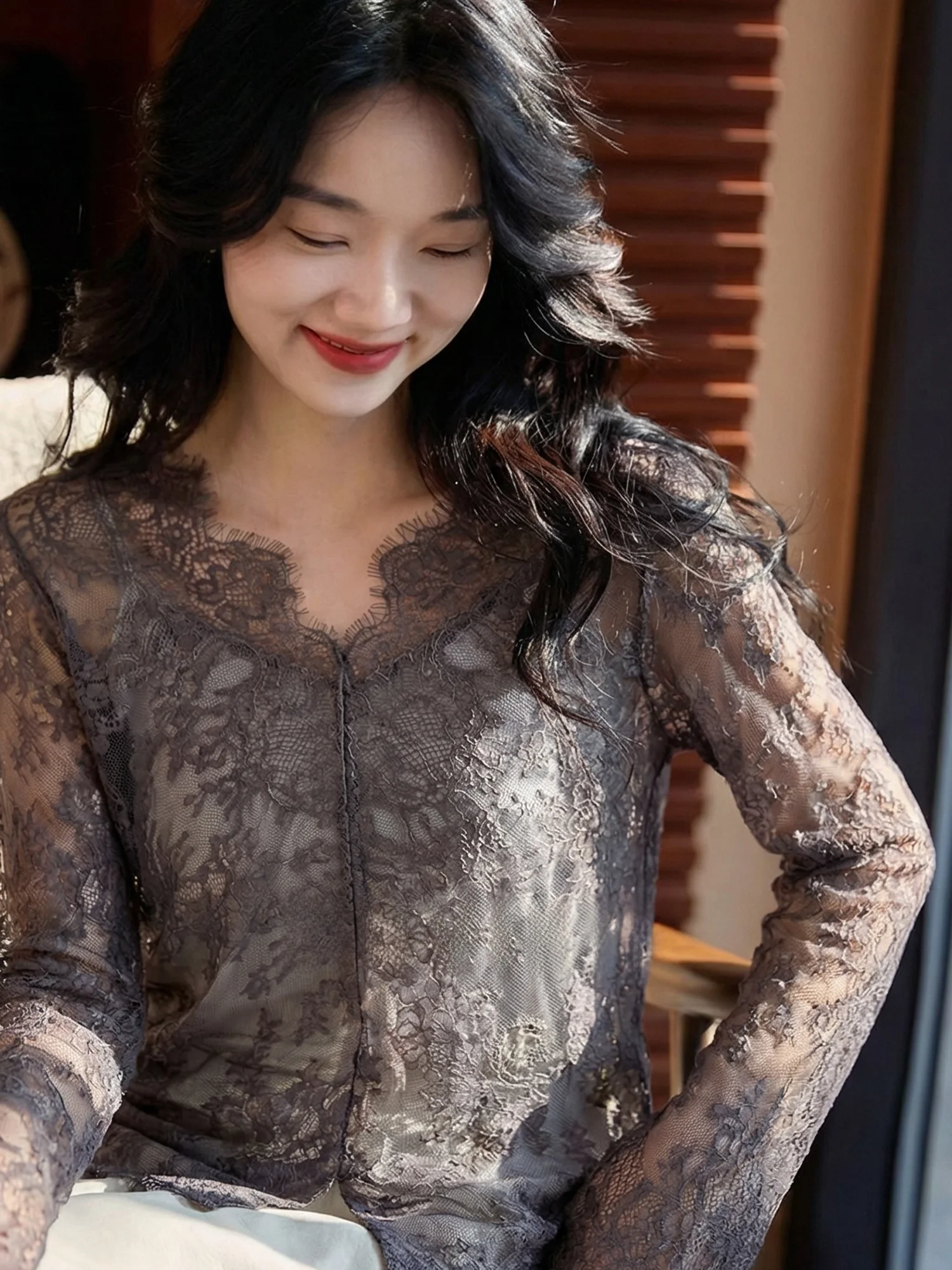 

Женская кружевная блузка с длинным рукавом и V-образным вырезом, ажурная, сексуальная, облегающая, весенняя, модная, премиум-класса, для повседневной носки