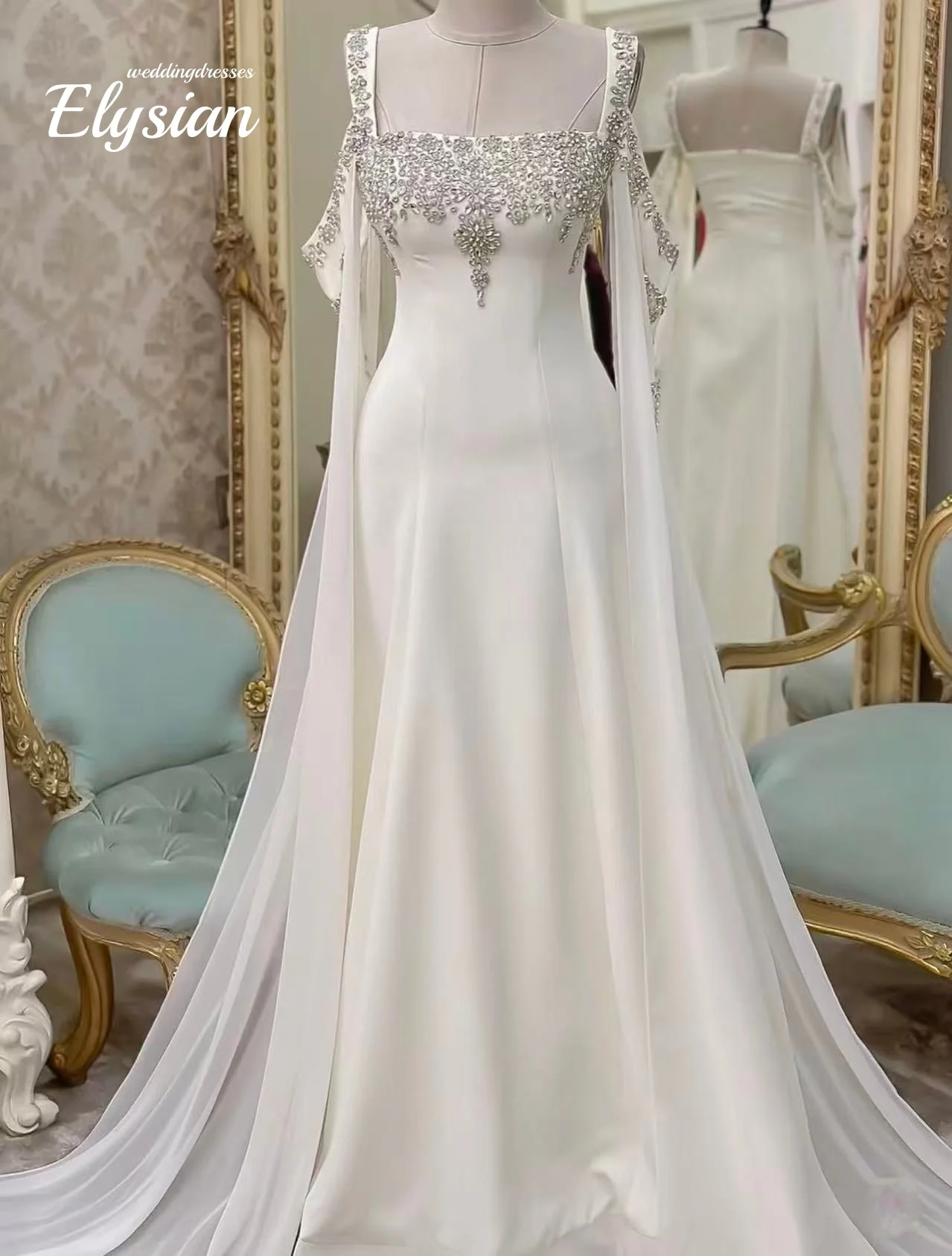 ชุดแต่งงานคอปกสี่เหลี่ยมกว้างประดับคริสตัลแบบสั่งทำพิเศษ พร้อมแขนเสื้อพลิ้วไหว ชุดราตรีสำหรับเจ้าสาว