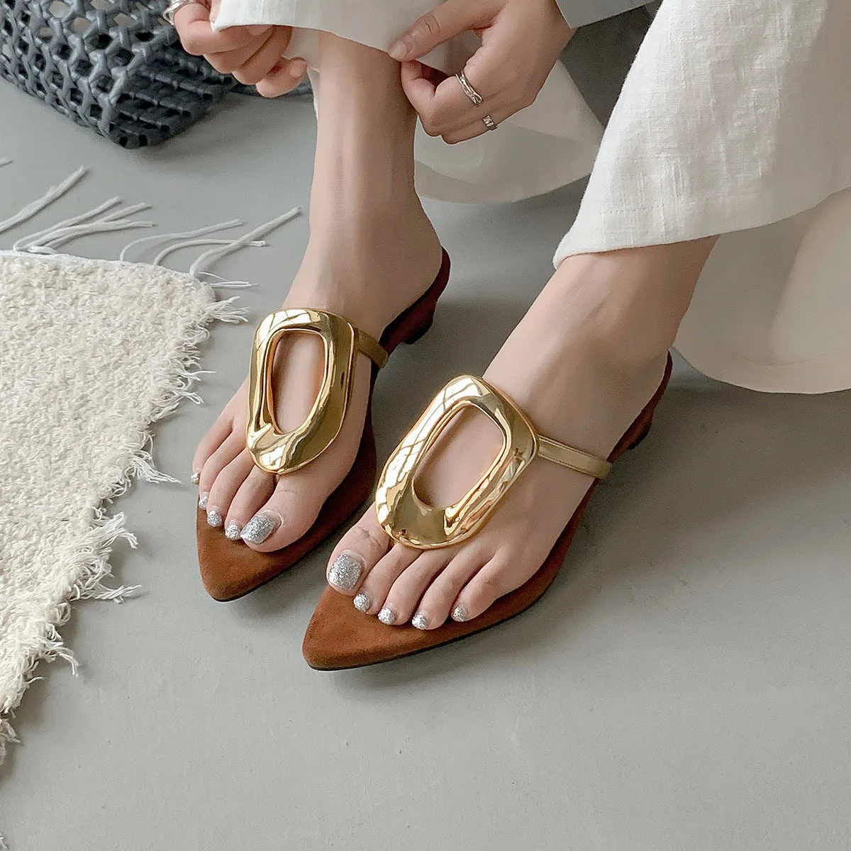 

Arden Furtado 2025 Summer sheepskin Metal square buckle Flip-flops Pointed toe Pinch toe Middle heel Large size fashion slippers