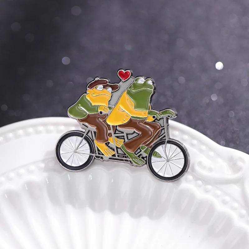 Frog and Toad Enamel Pins Custom Couple Tandem Bike Brooches Lapel Badges Cartoon Animal Jewelry Gift for Lover Friends