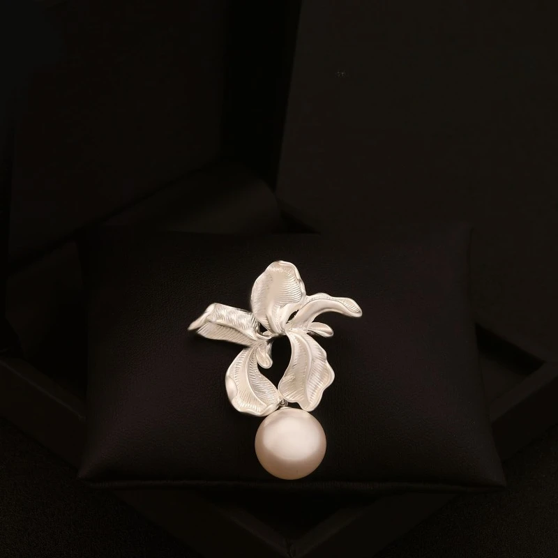 

Elegant Iris Flower Brooch for Women Suit Clothing Anti-Exposure Pearl Collar Pin Cardigan Fastening Buckle Corsage Jewelry Gift