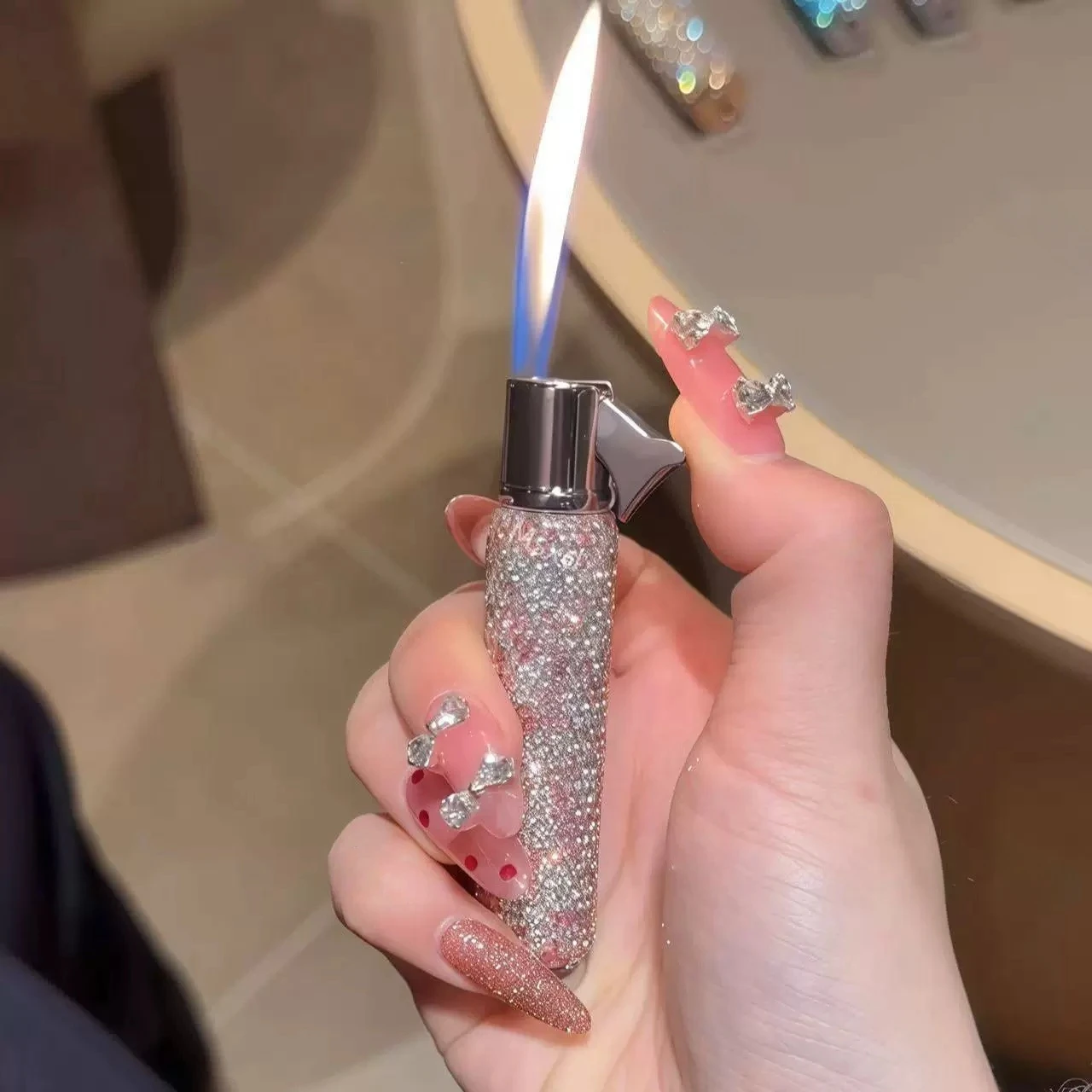 

Новая роскошная зажигалка с бриллиантовой инкрустацией, надувная, миниатюрная, портативная, для использования на открытом воздухе, аксессуар для курения, элегантный подарок для женщин.