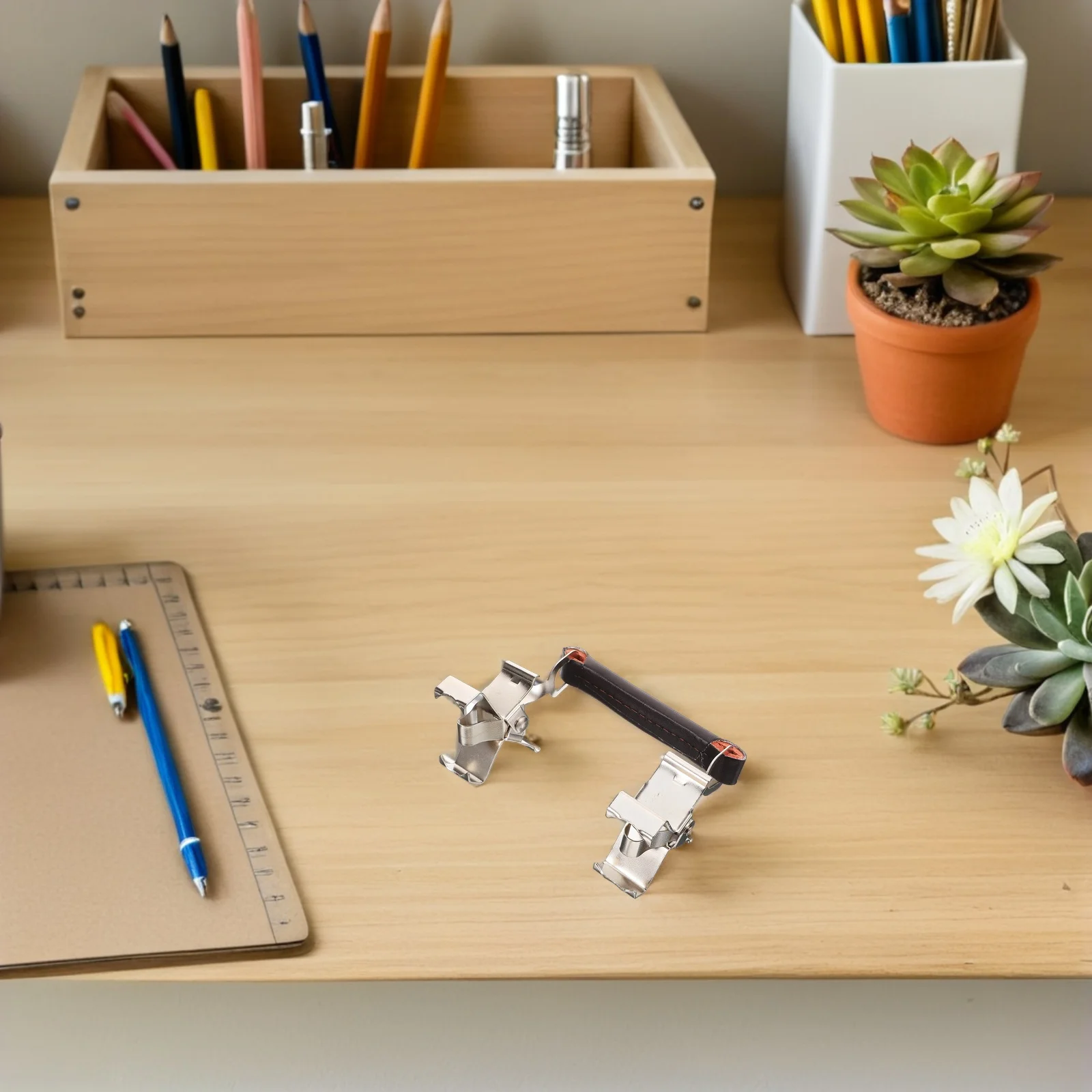 

2Pcs Metal Wet Canvas Holding Clips Durable Rust Resistant Oil Painting Frame Dividers Portable for Outdoor Use