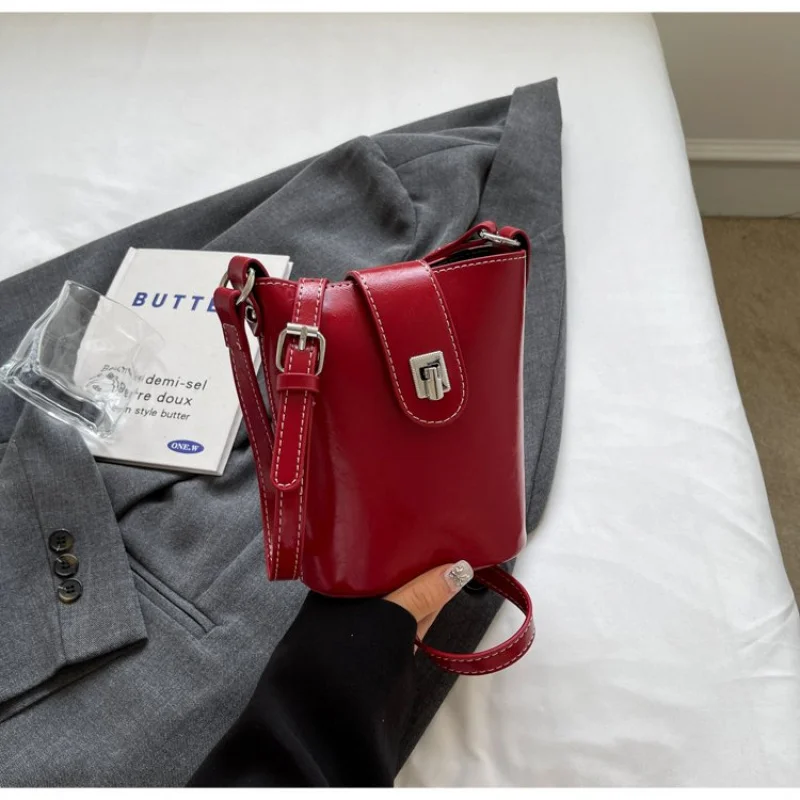 

High-End Ladies Crossbody Bag With Casual Vintage Vibe And Detachable Pouch Suitable For Lightweight City Travel​