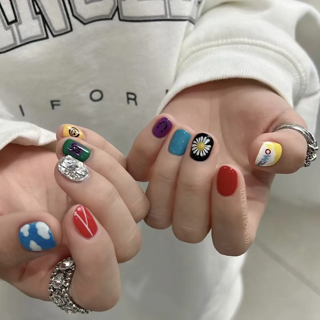 A arte em unhas pintada à mão E-STRONG GD apresenta um alto nível de aparência, elegante e simples em estilo e faz as mãos olham branco