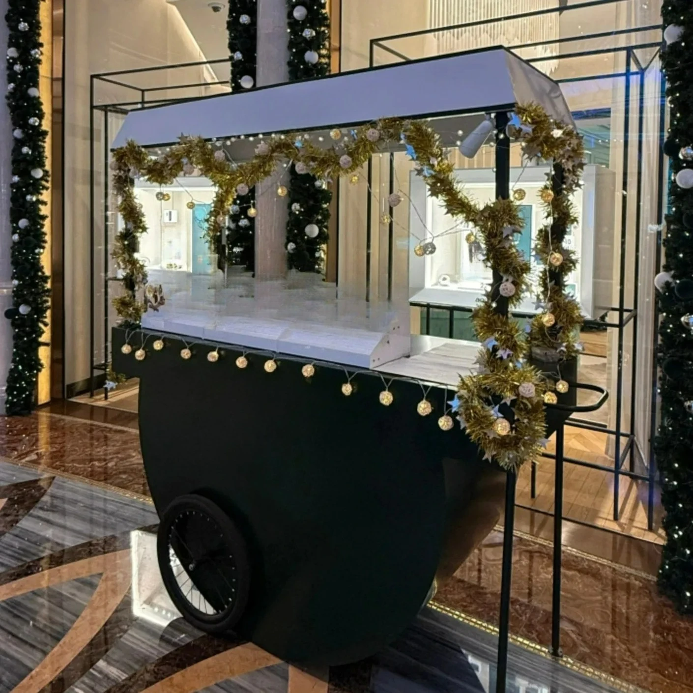 

Настраиваемые мобильные торговые прилавки для торговых центров и супермаркетов, передвижные тележки для распродаж, рождественские рекламные стенды