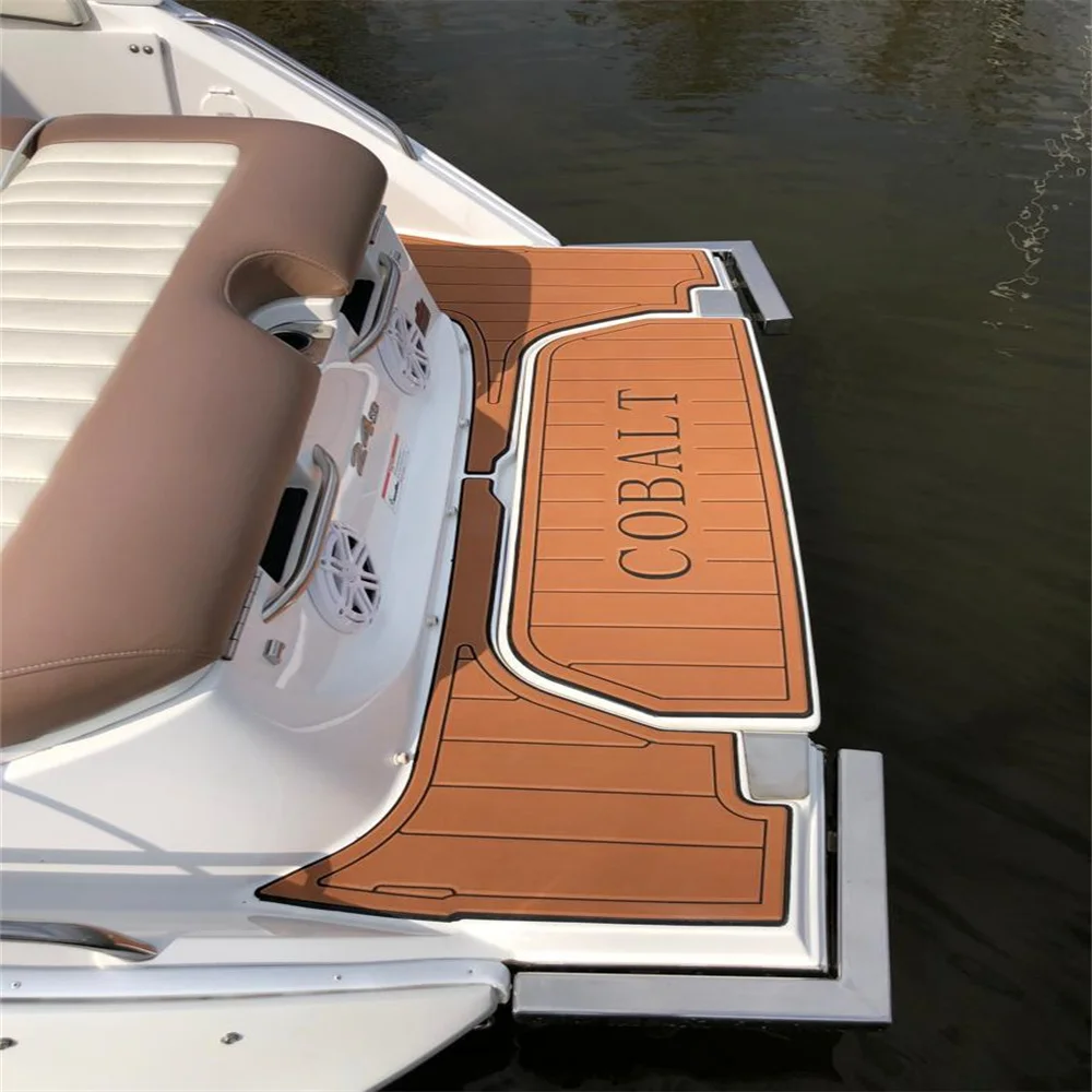 แผ่นรองพื้นเรือแบบติดตั้งเอง รุ่น SeaDek Gatorstep ทำจากโฟม EVA ลายไม้เทียม สำหรับเรือ Cobalt 24 SD Swim Step Transom Pad ปี 2017 รุ่น df65n5d