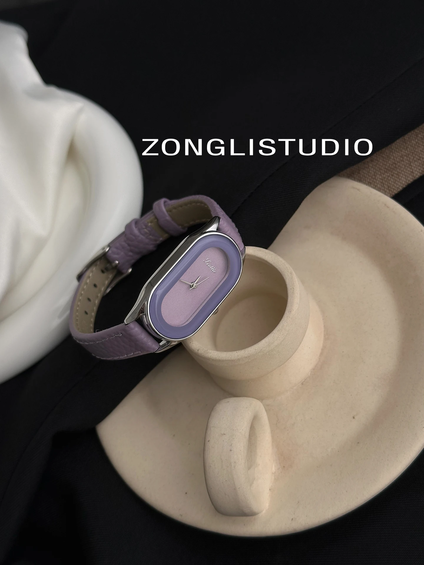 

Retro-style, sophisticatedfashionable and exquisite women's wristwatch with a minimalist design. High-quality luxury wristwatch.