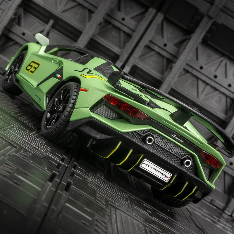 1:24 لامبورغيني SVJ63 باب غطاء محرك السيارة المصنوع من خليط معدني، يمكن فتح صندوق السيارة به وظائف الصوت والإضاءة المحاكاة