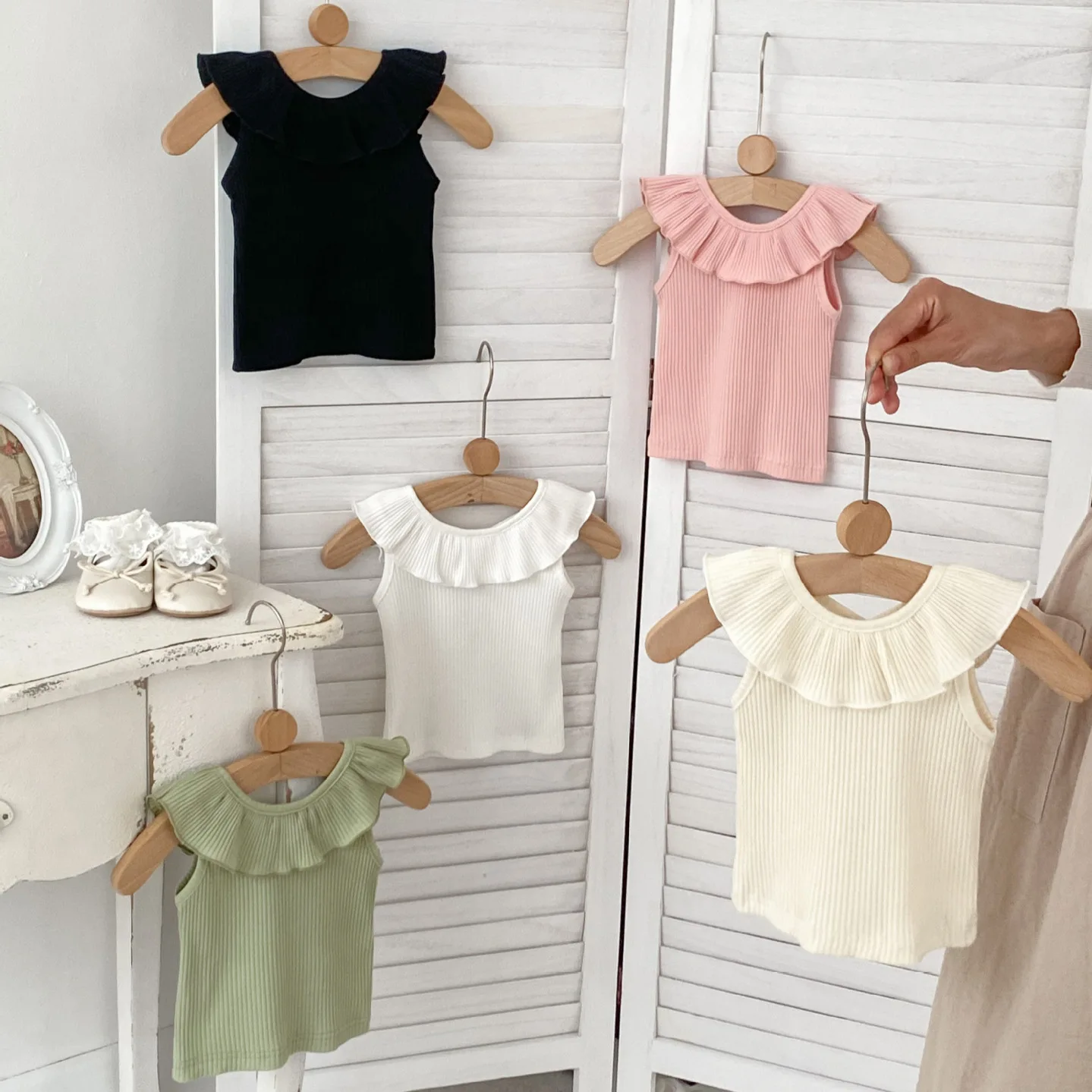 T-Shirts New Girls Baby Solid Color Thin Lotus Leaf Edge Sleeveless Cotton Tops Princess Fragmented Flowers Cake 2024