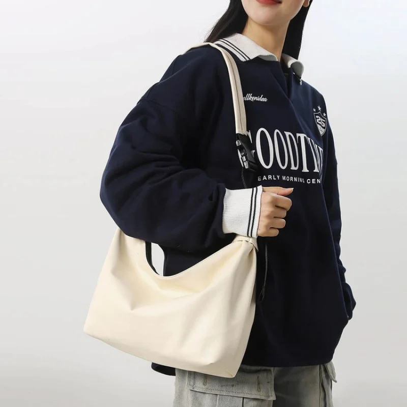 

Practical Laptop Bag For Women Commuters In Neat Leather With Professional Silhouette And Padded Interior For Protection