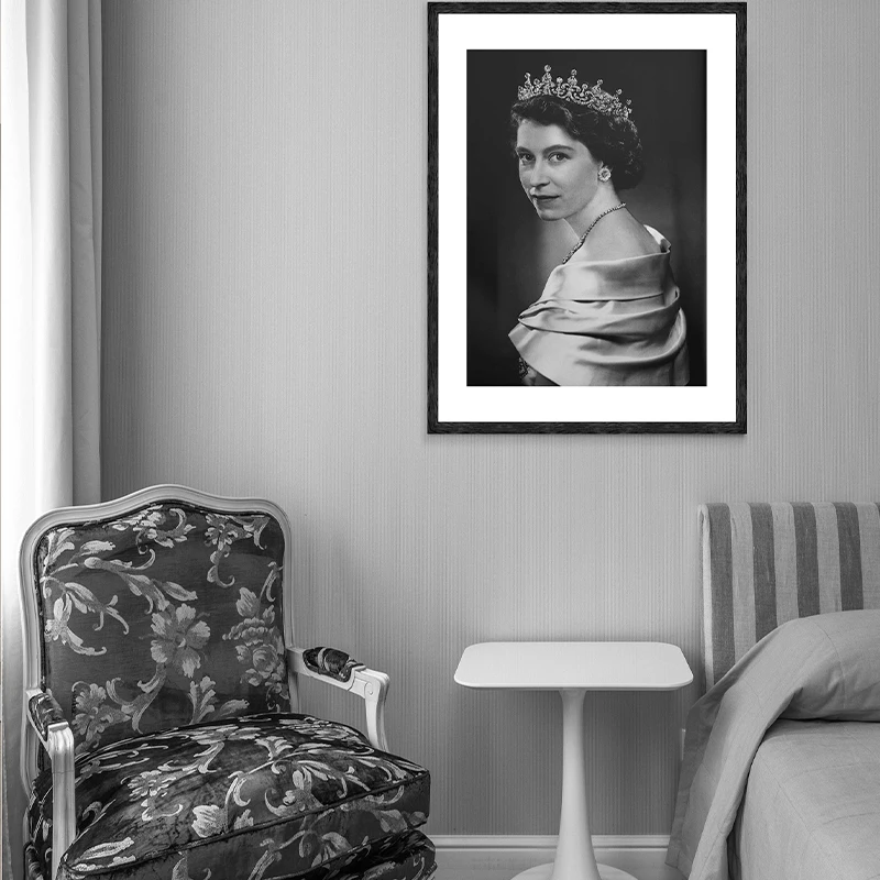 Classic Black and White Photography Poster Canvas Painting Vintage elegant Queen Elizabeth II Kiss Picture livingroom Home Decor