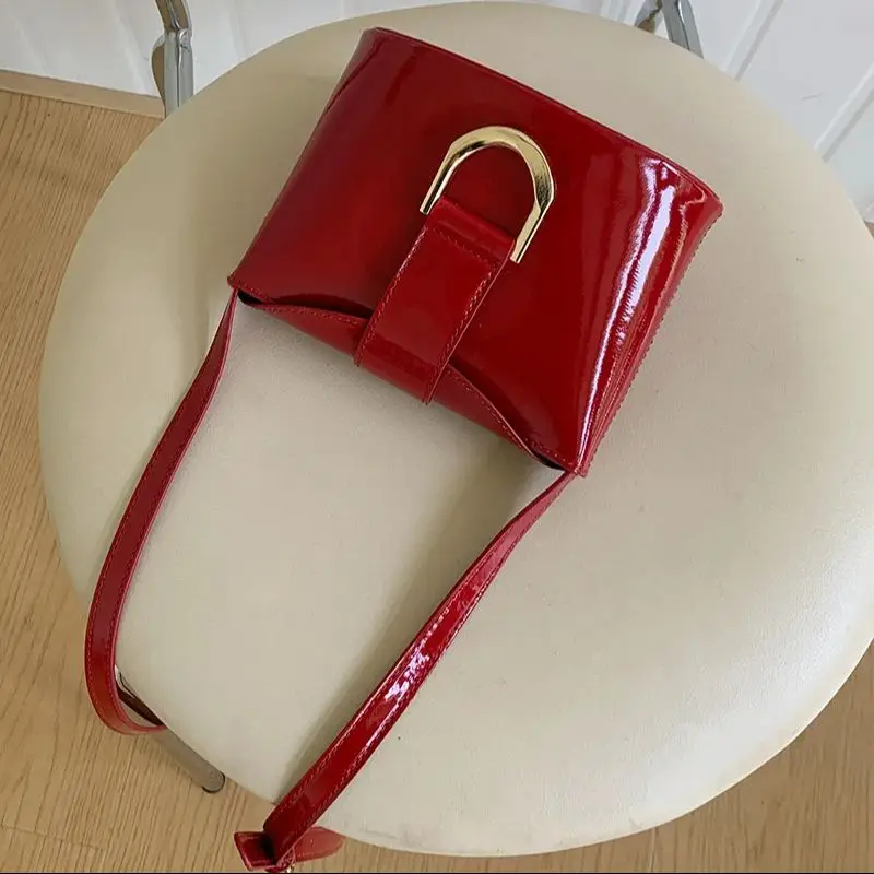 TRSYPHXM 2024 new Small and exquisite spring and summer niche bag, single shoulder crossbody bag, retro red versatile phone bag