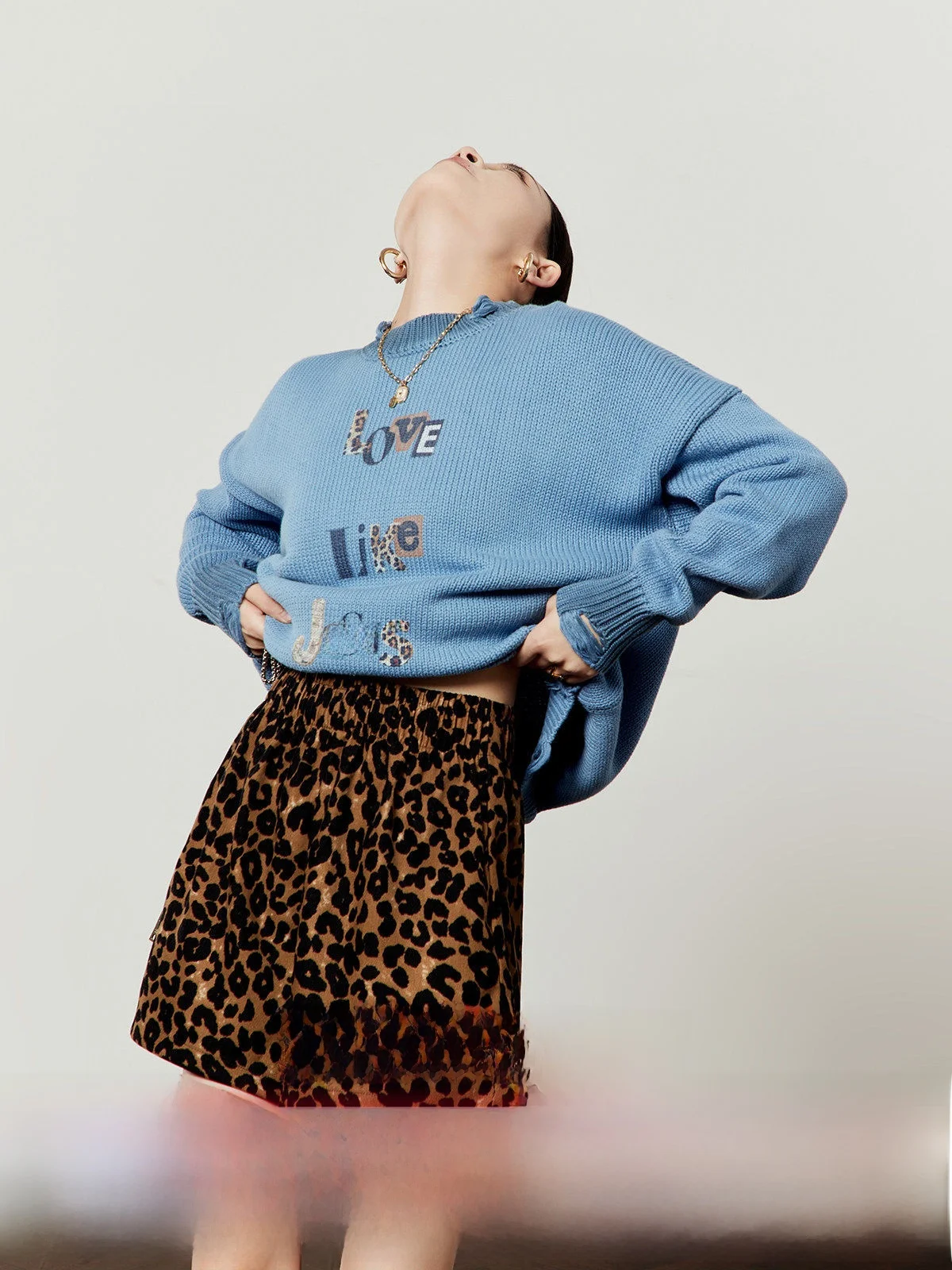 

Свободный вязаный синий свитер для женщин, Зима 2025, Новинка, с буквенным принтом, повседневный, универсальный, удобный трикотажный топ