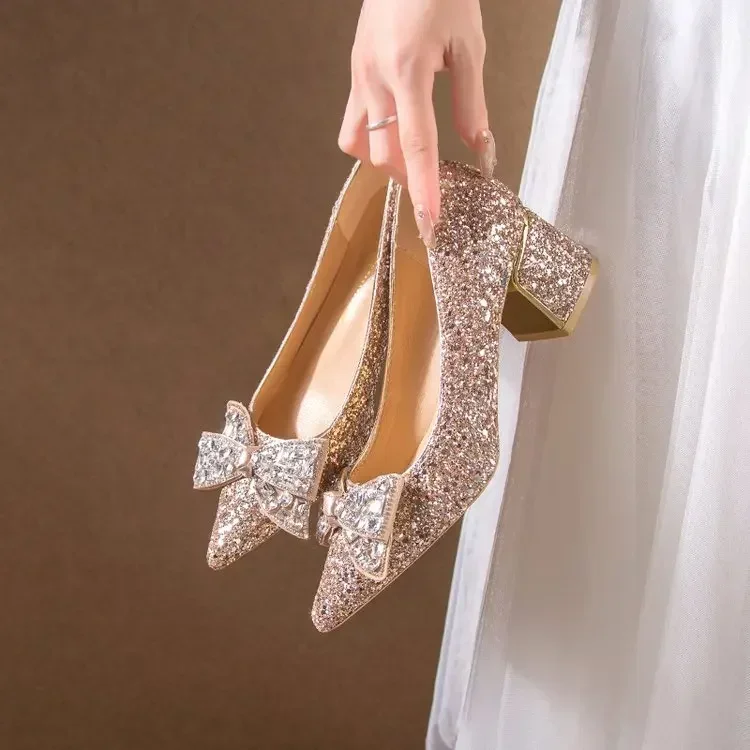 

Женская обувь, коллекция 2025, модные брендовые женские туфли на высоком каблуке, летние пикантные свадебные туфли с острым носком и узлом-бабочкой из кристаллов для невесты