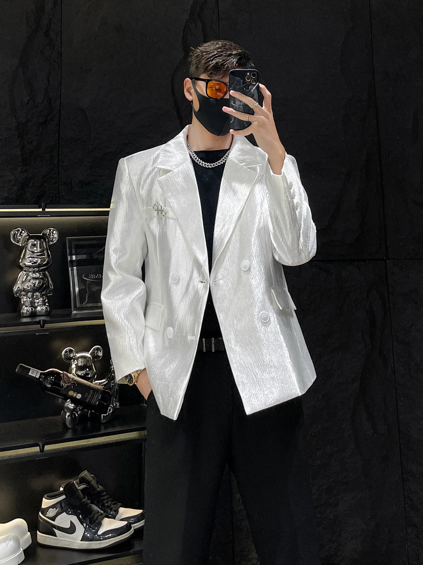 

HOMME Luxury Texture Folded Design White Suit Jaet Men's Pad oulder West Clothes Casual Loose Fit No Ironing Treaent