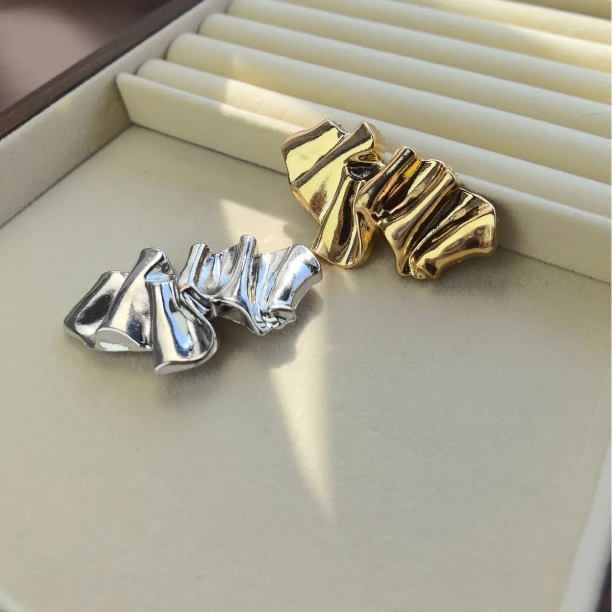 Abstract Crinkled Metal Brooch, Modern Irregular Fold Textured Lapel Pin, Avant-Garde Geometric Alloy Clothing Accessory for Suit Coat Dress