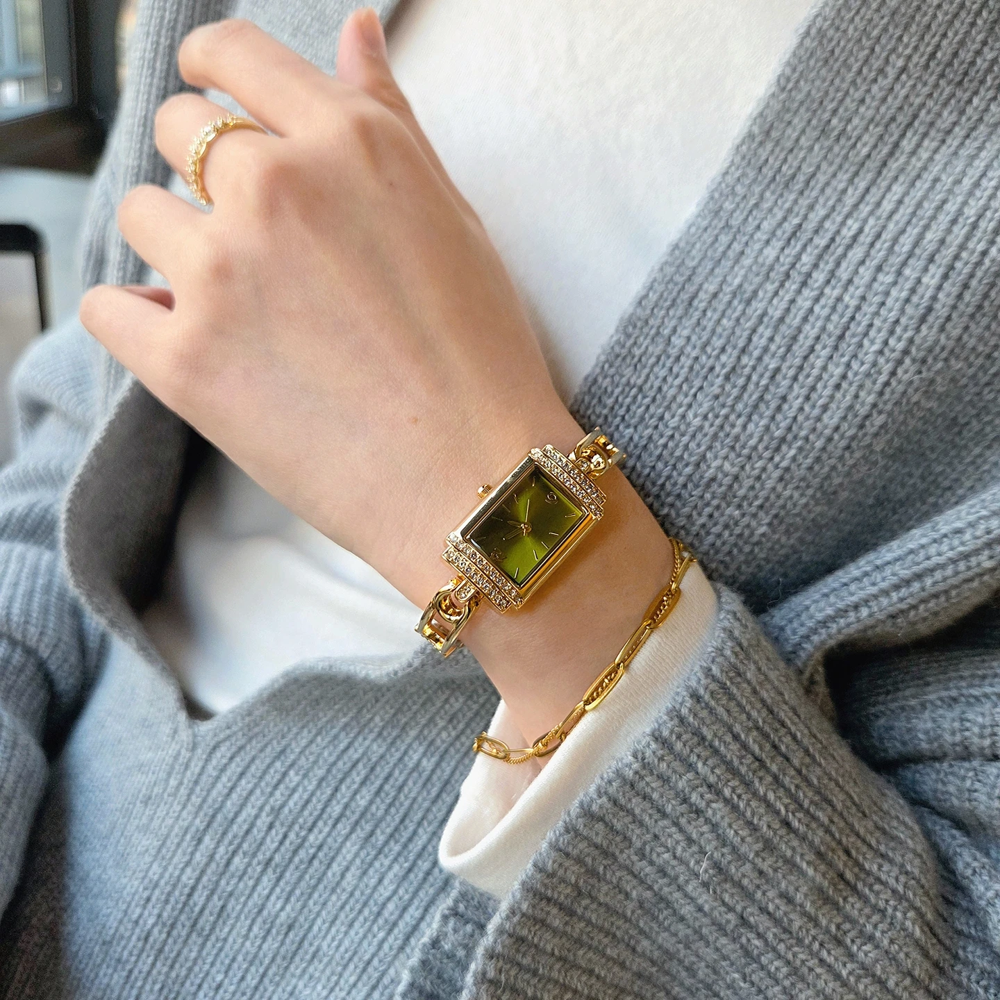 Exquisite Luxury New Emerald Women's Watch Retro Fashion Quartz Watch Elegant Casual Full Diamond Small Dial Women's Watch